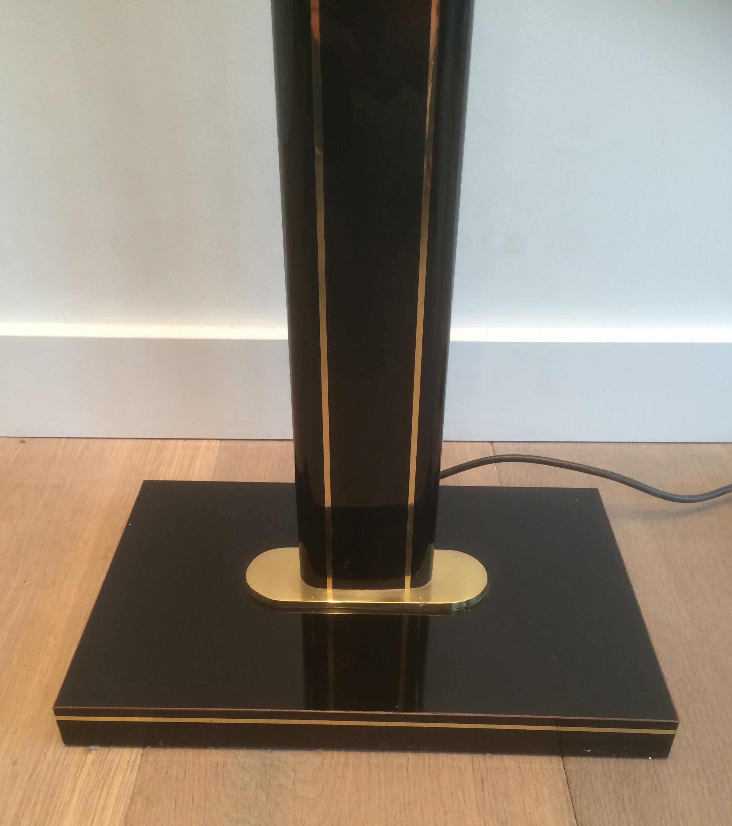 Black Lacquered and Brass Floor Lamp, French Work, Circa 1970 In Good Condition For Sale In Marcq-en-Barœul, Hauts-de-France