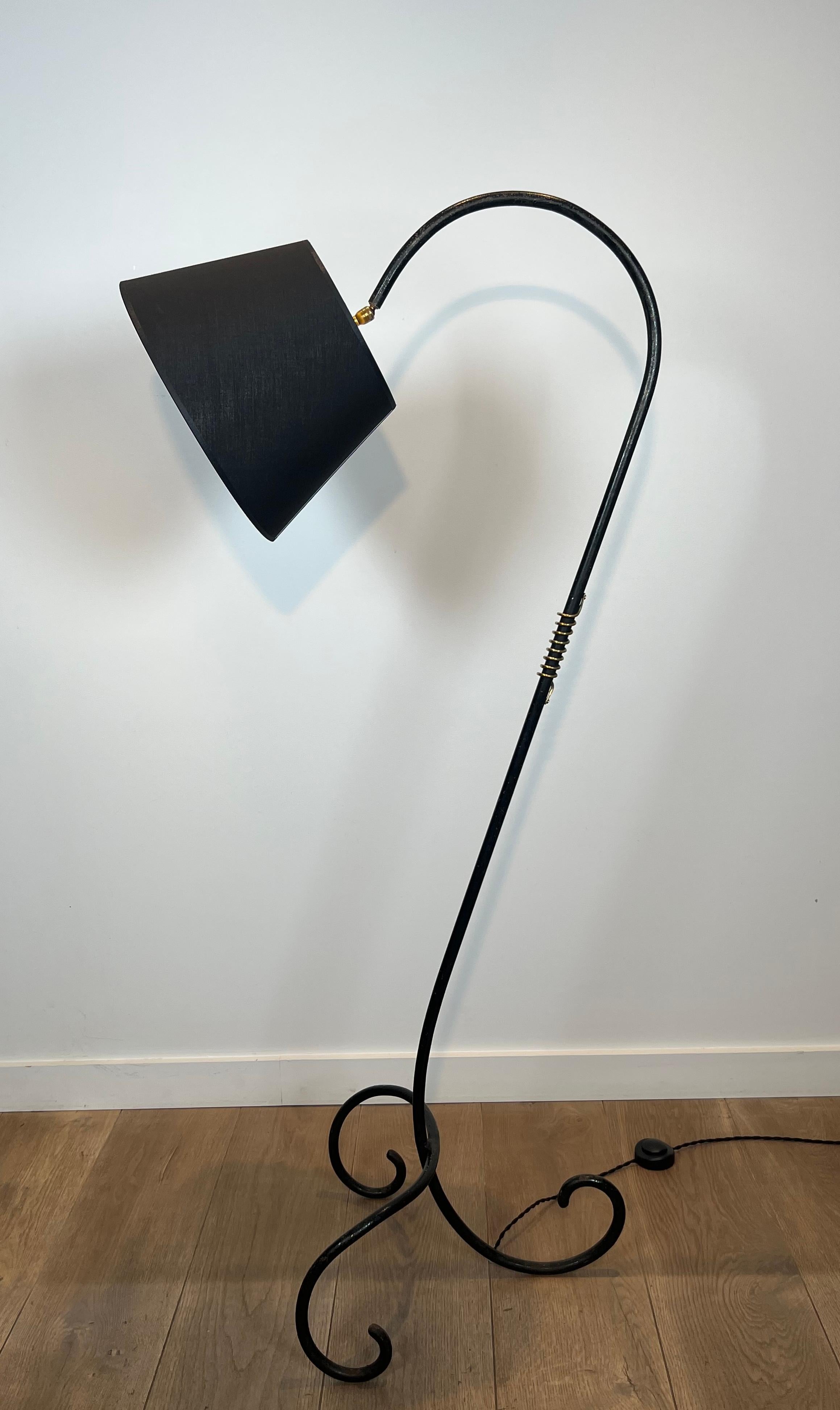 Lampadaire laqué noir et laiton dans le style de Jean Royère en vente 2