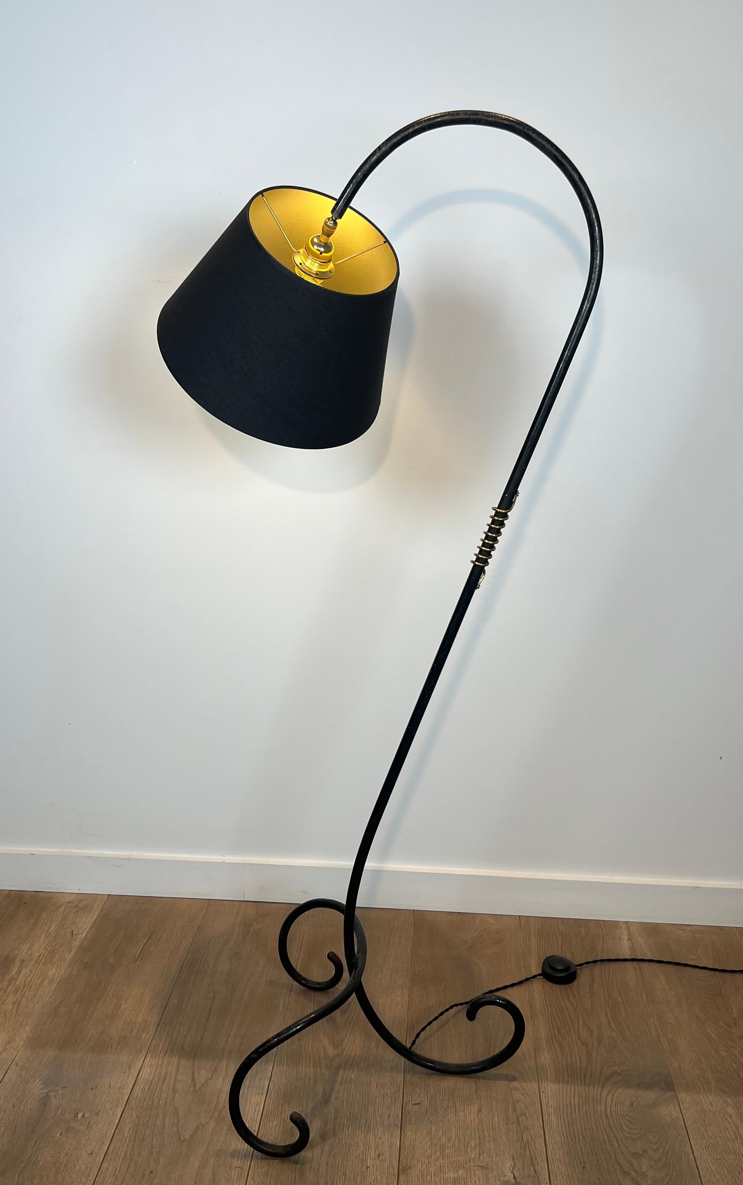 Lampadaire laqué noir et laiton dans le style de Jean Royère en vente 3