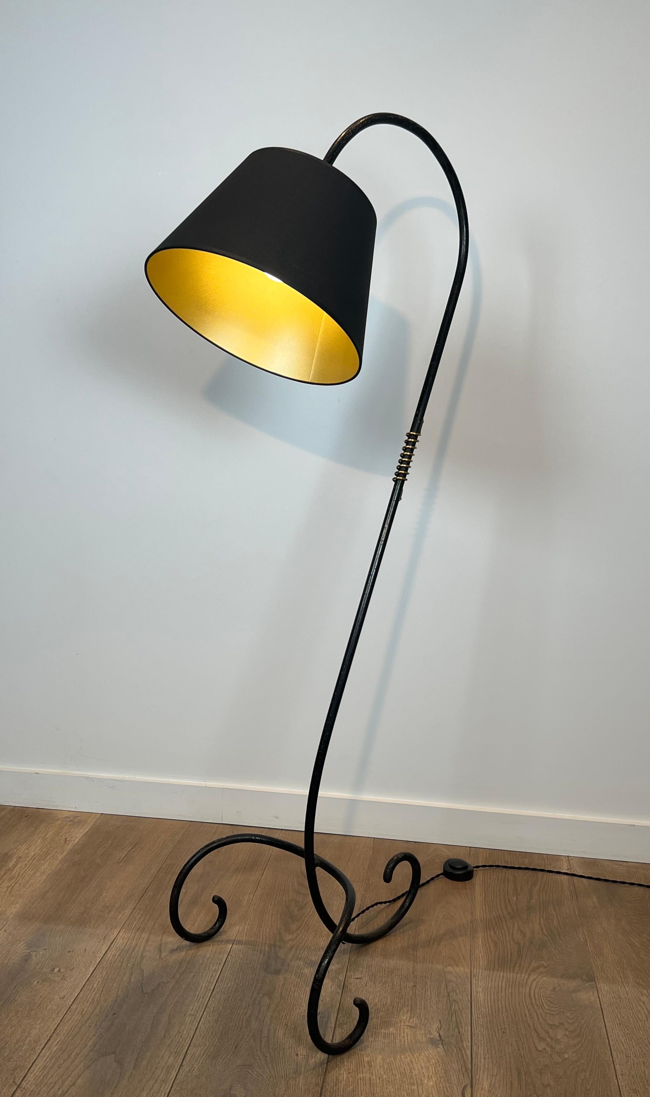 Lampadaire laqué noir et laiton dans le style de Jean Royère en vente 4