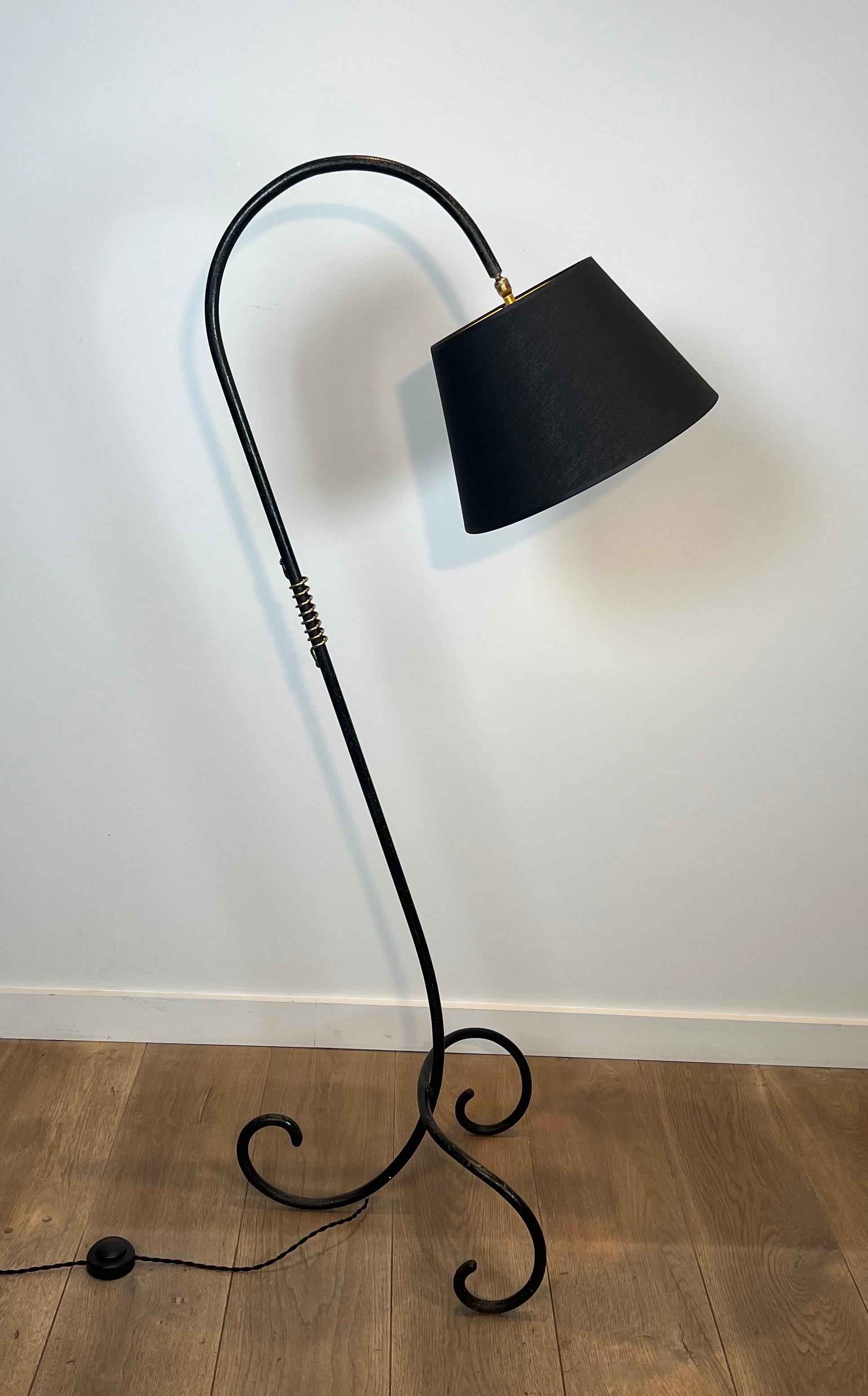 Lampadaire laqué noir et laiton dans le style de Jean Royère en vente 5
