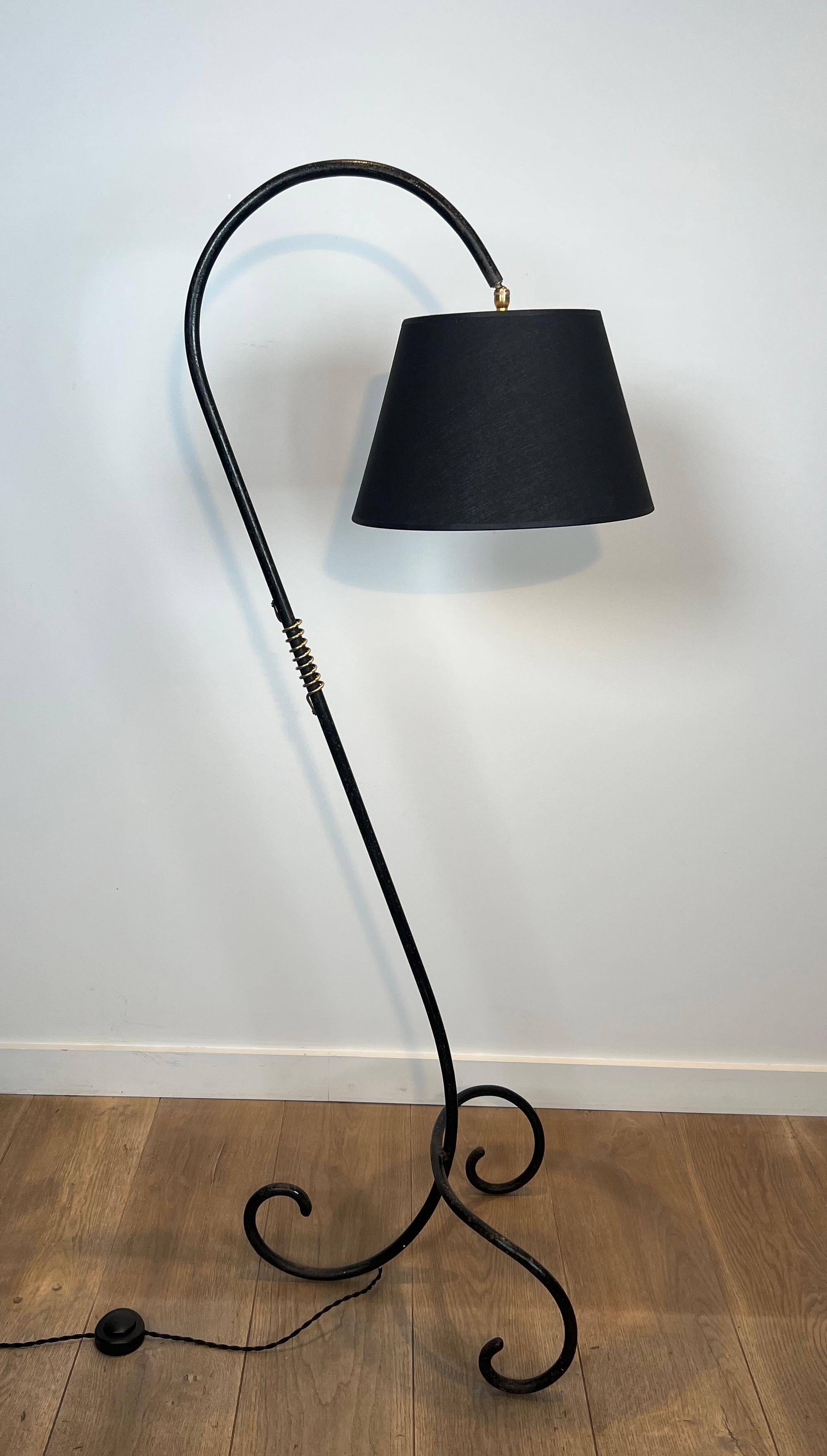 Lampadaire laqué noir et laiton dans le style de Jean Royère en vente 6