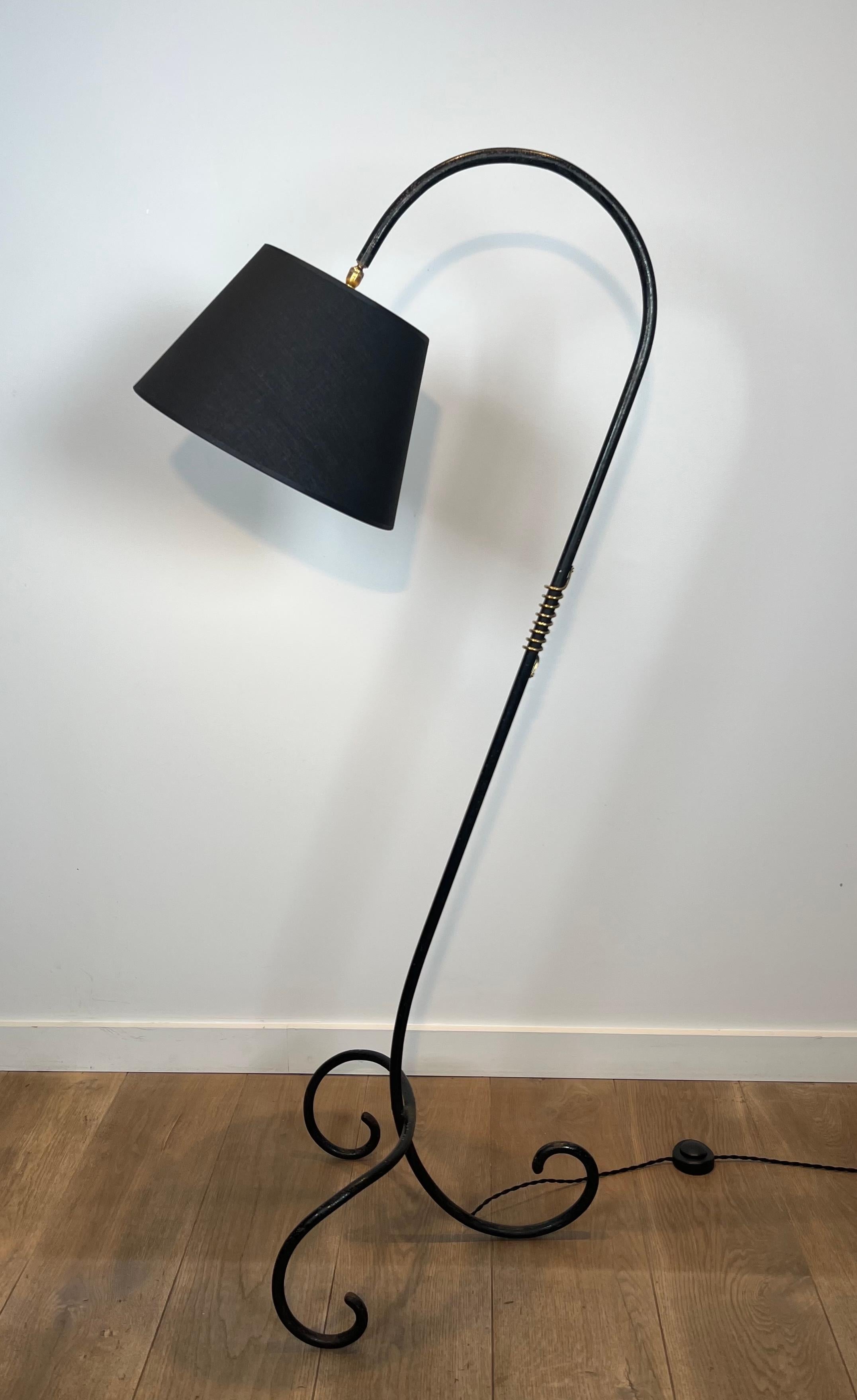 Lampadaire laqué noir et laiton dans le style de Jean Royère en vente 7