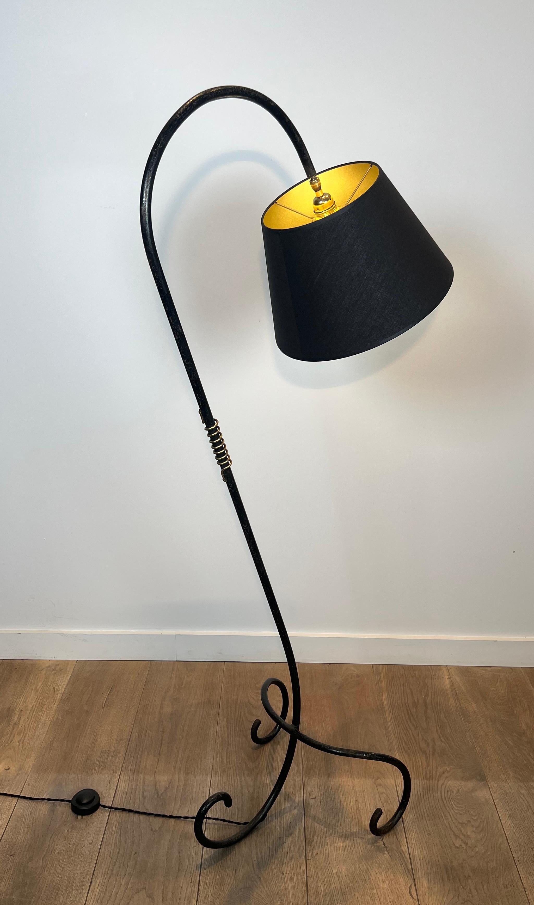 Lampadaire laqué noir et laiton dans le style de Jean Royère en vente 8