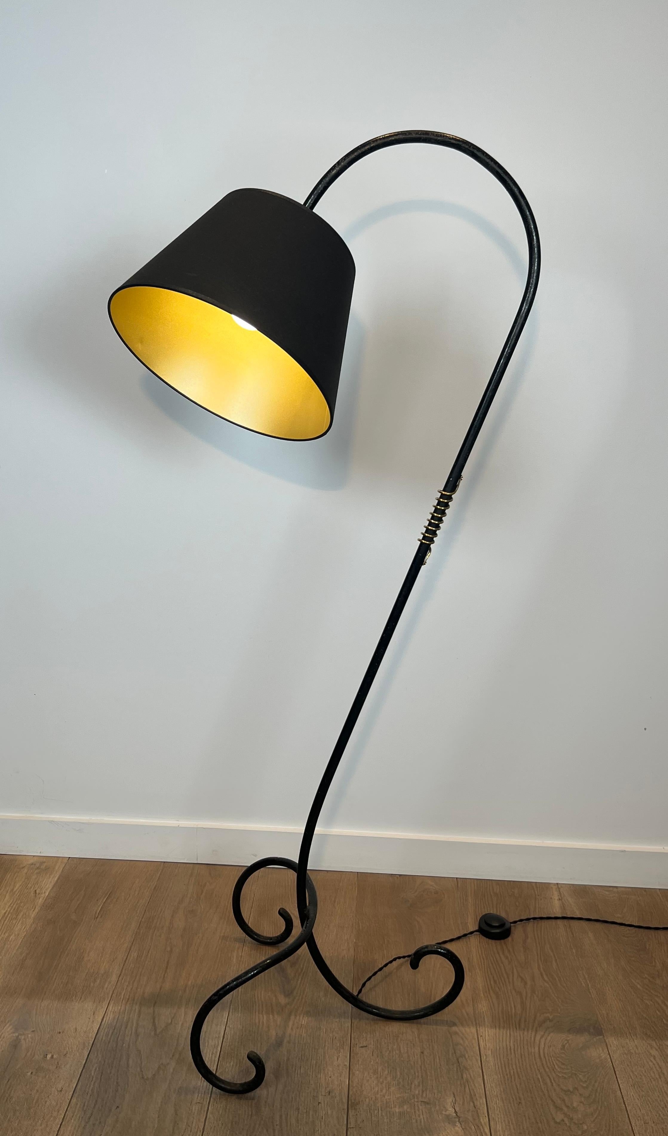 Lampadaire laqué noir et laiton dans le style de Jean Royère en vente 9
