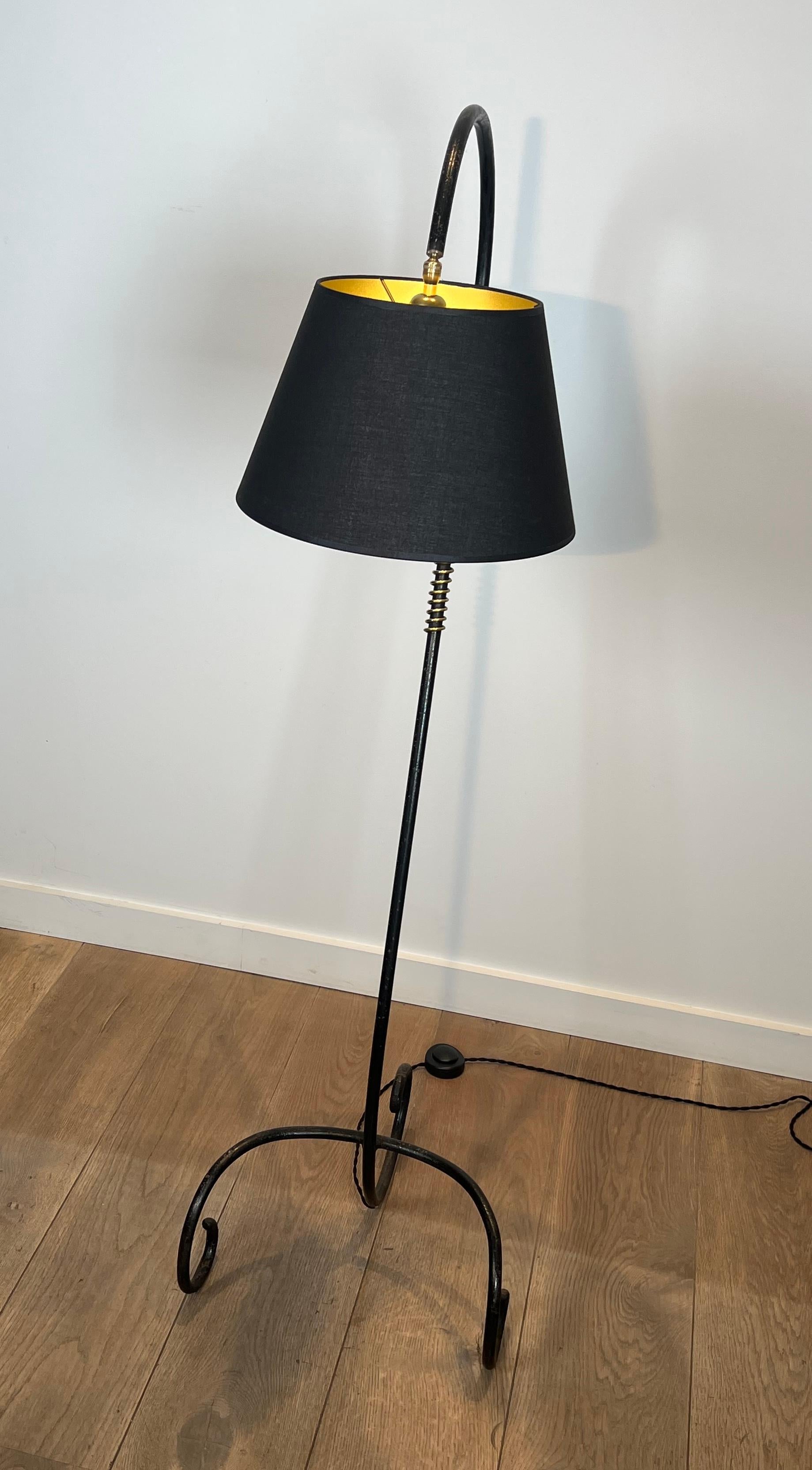 Lampadaire laqué noir et laiton dans le style de Jean Royère en vente 10