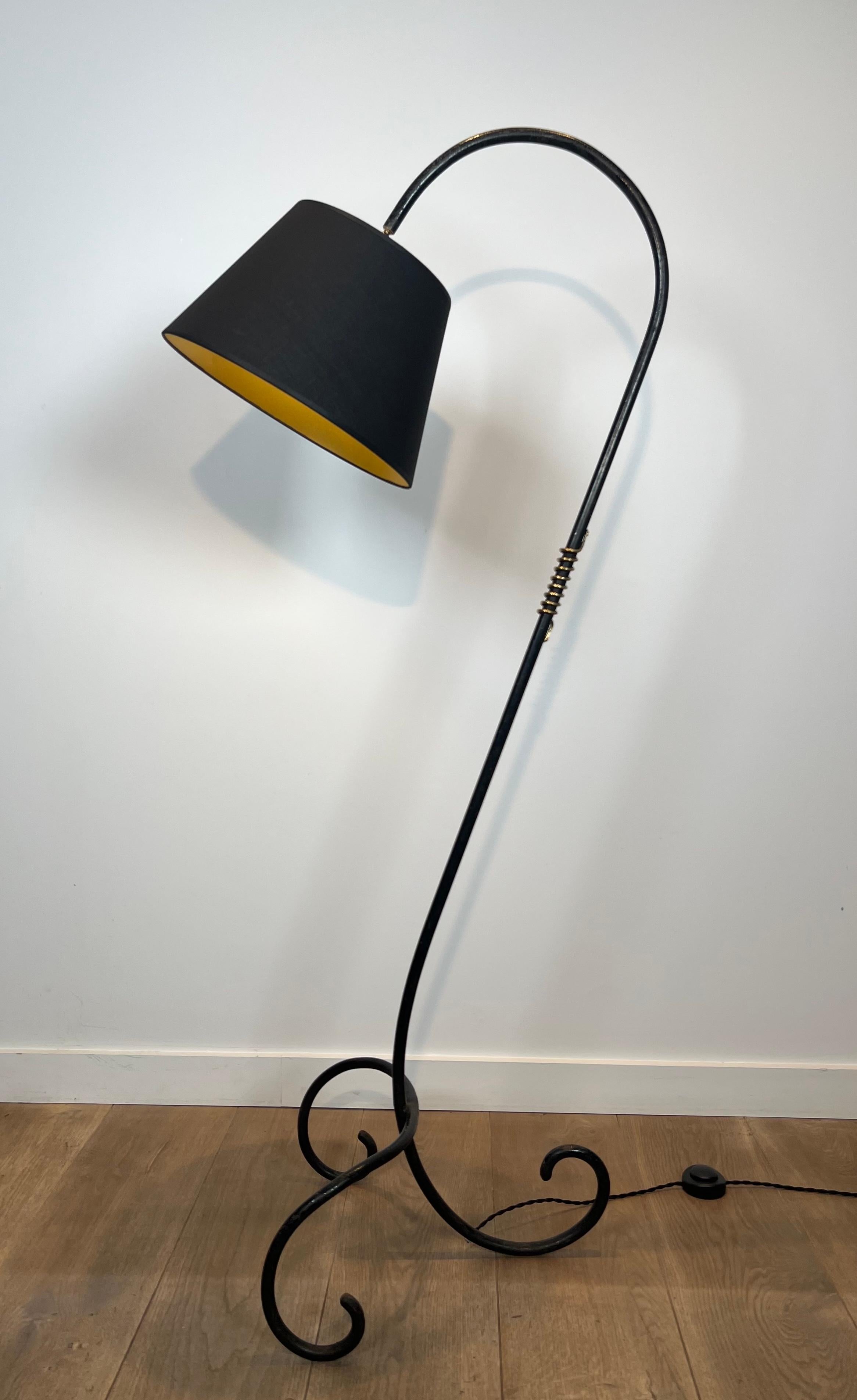 Lampadaire laqué noir et laiton dans le style de Jean Royère en vente 11