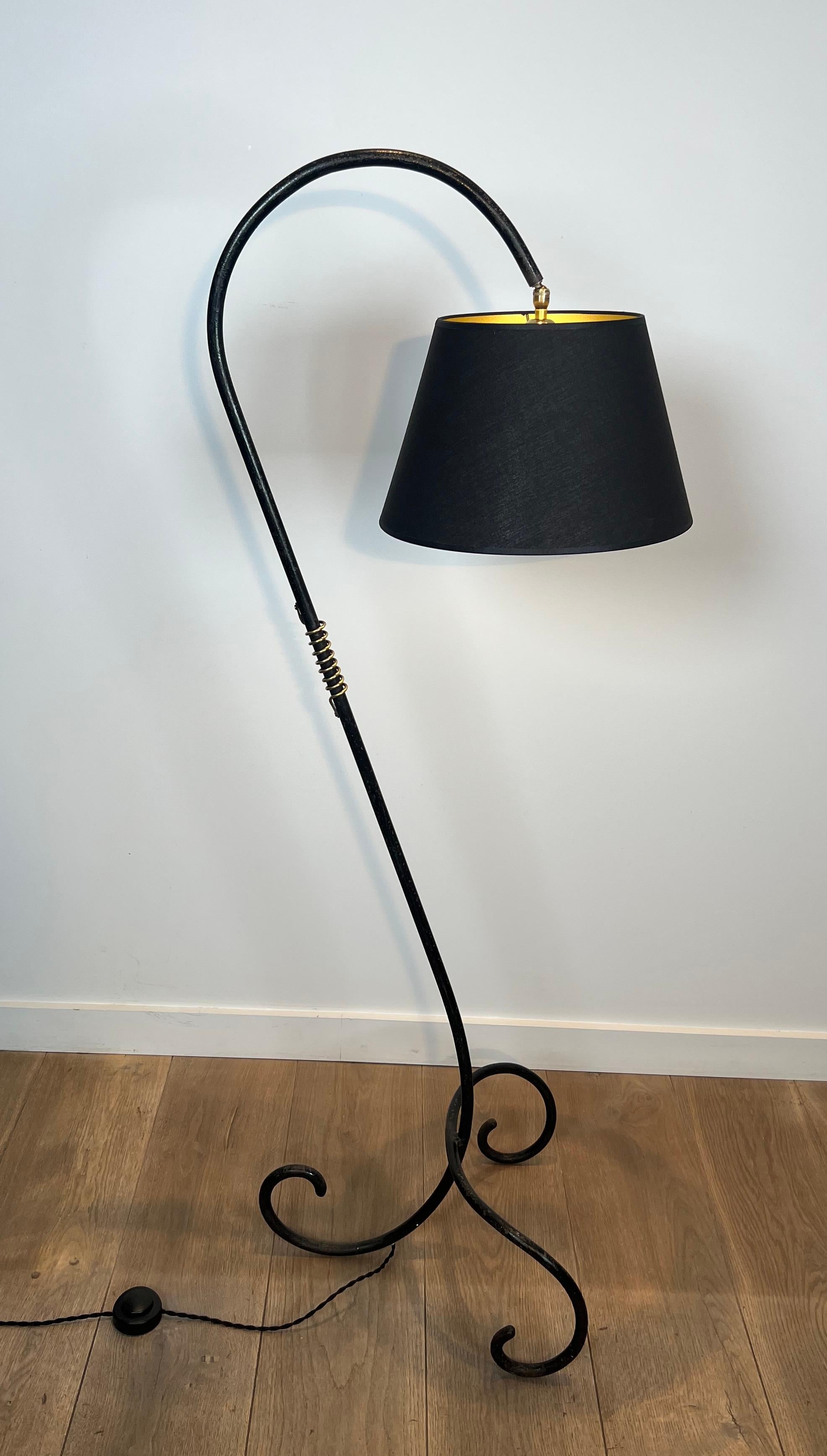Ce très beau lampadaire au design intéressant est fabriqué en métal laqué noir et en laiton. Il s'agit d'une œuvre française dans le style de Jean Royère. Circa 1950