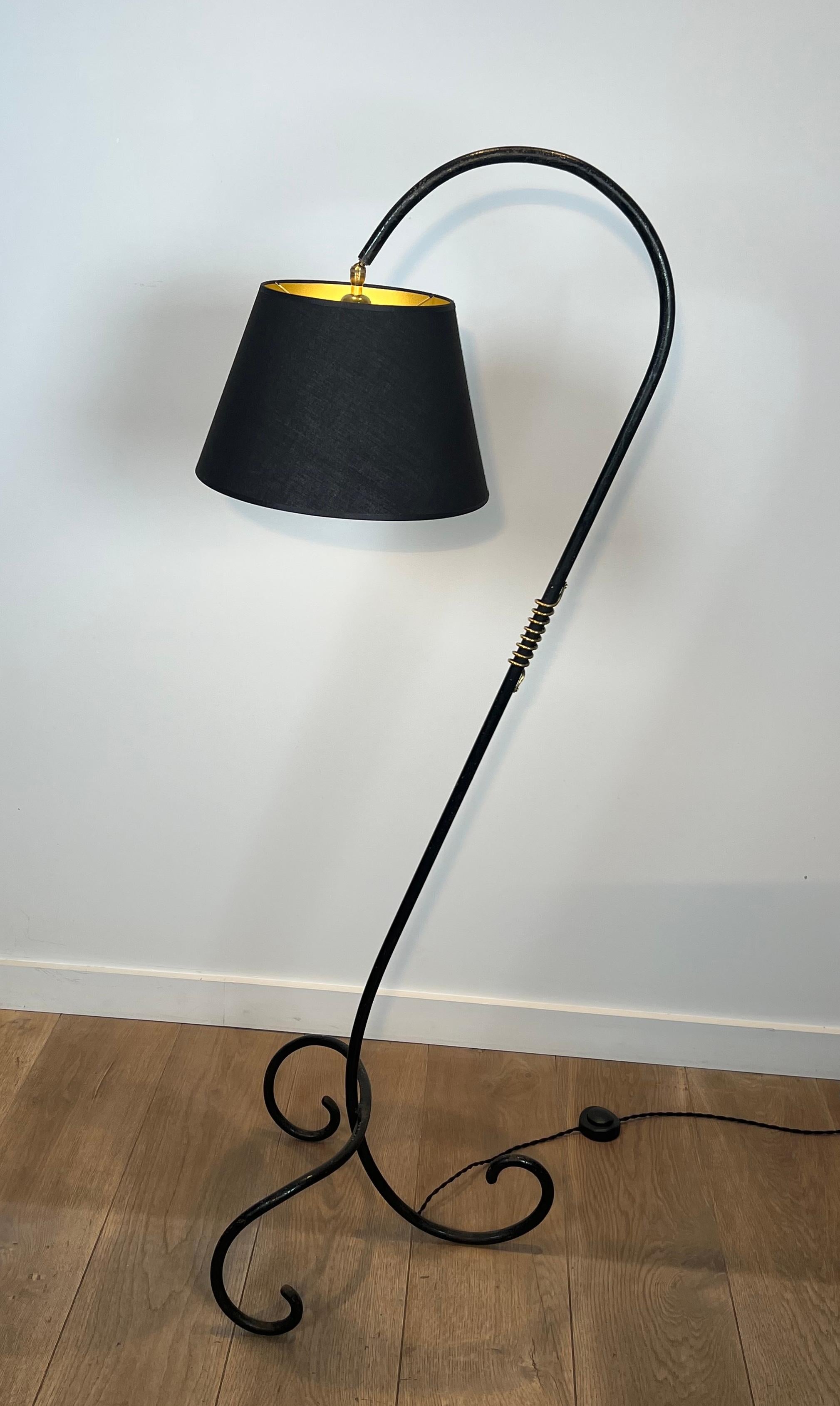 Lampadaire laqué noir et laiton dans le style de Jean Royère en vente 12