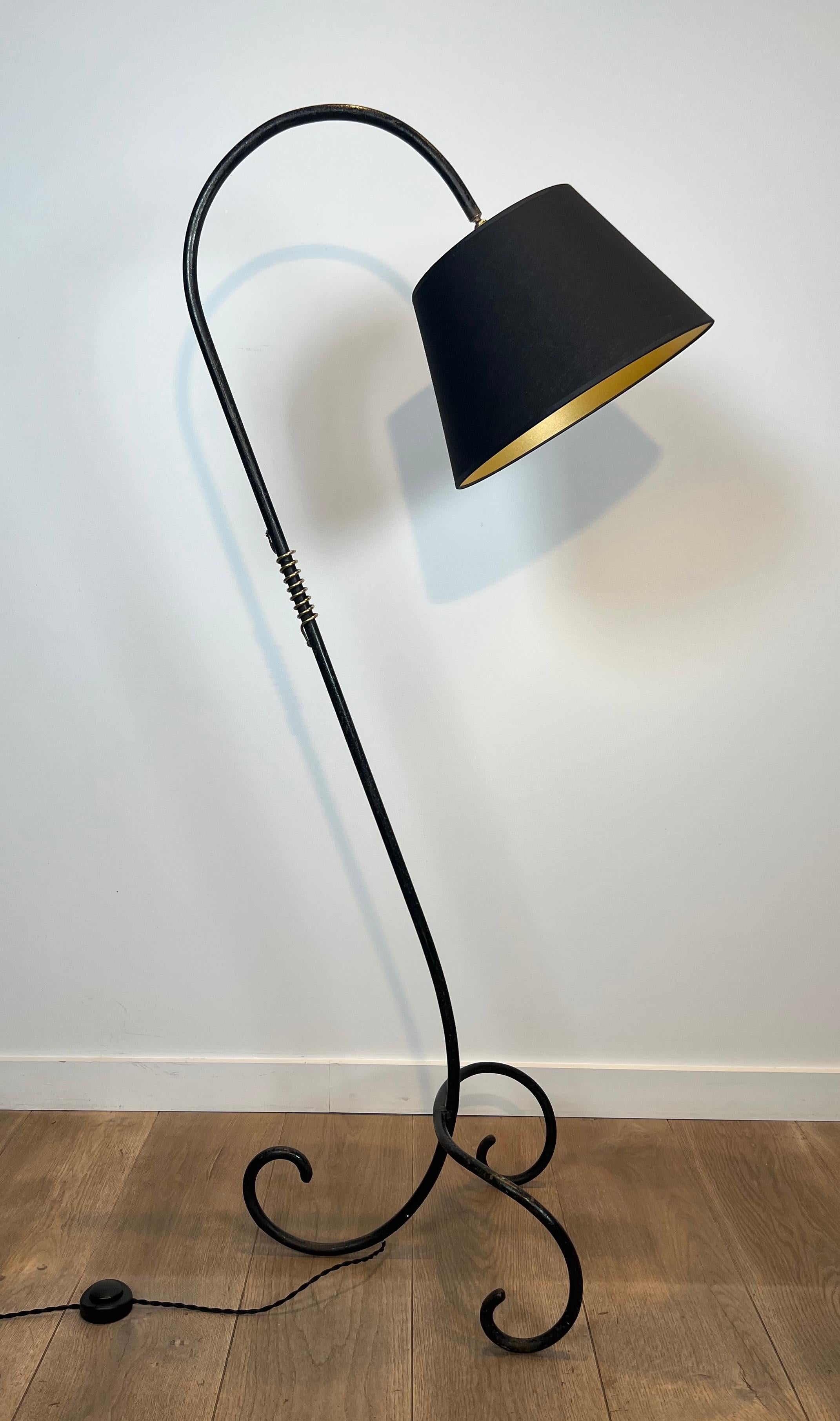 Mid-Century Modern Lampadaire laqué noir et laiton dans le style de Jean Royère en vente