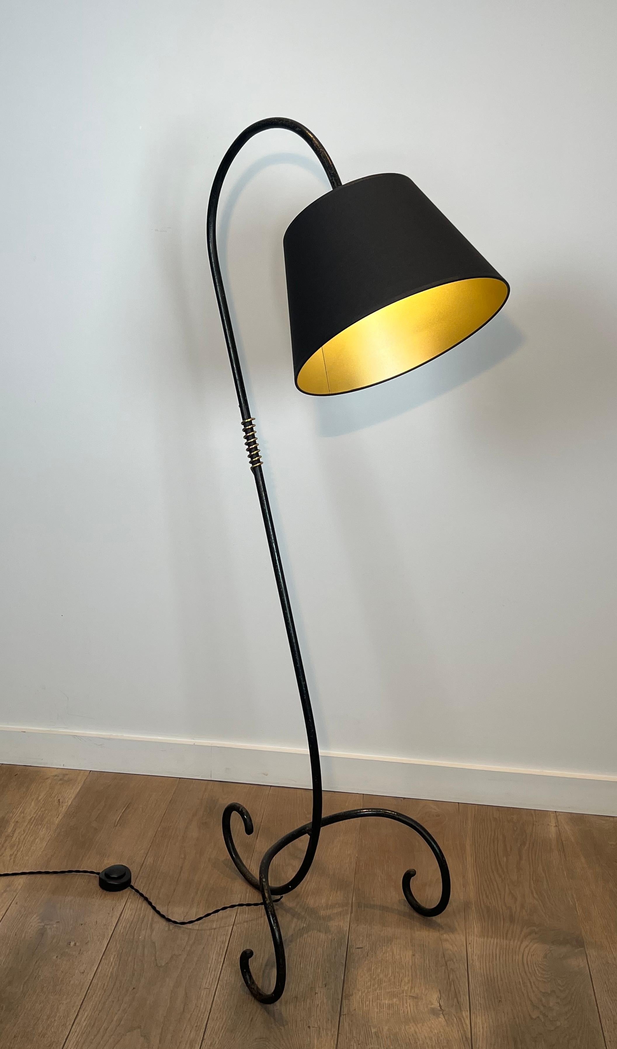 Français Lampadaire laqué noir et laiton dans le style de Jean Royère en vente