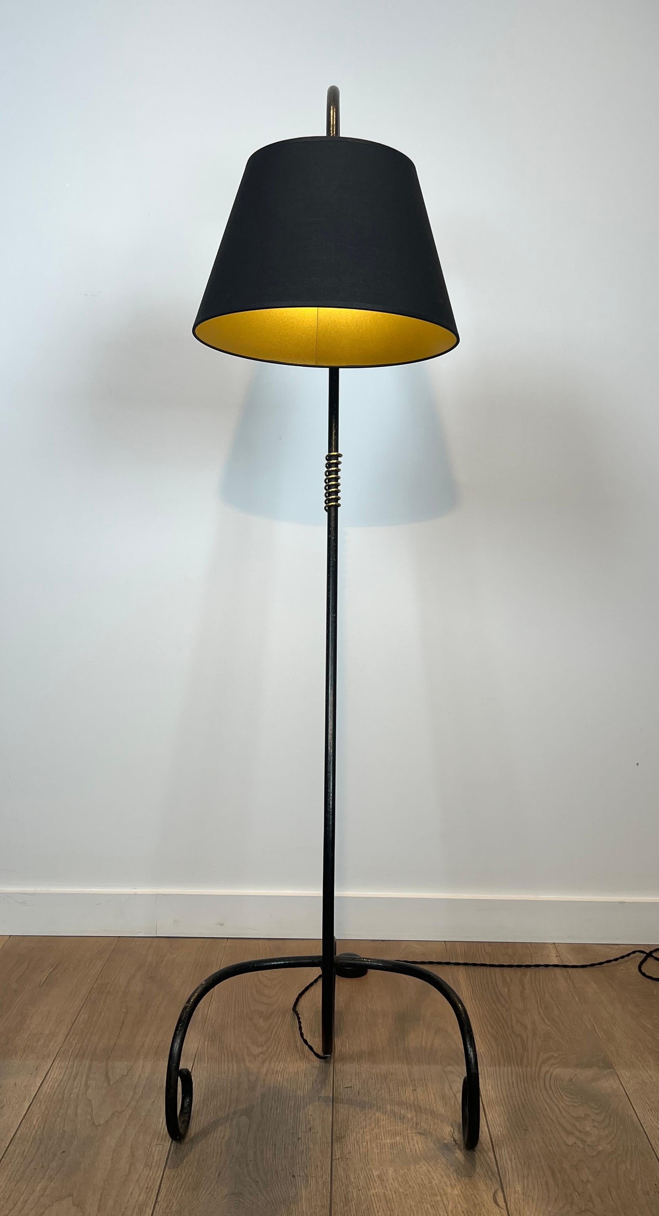 Laqué Lampadaire laqué noir et laiton dans le style de Jean Royère en vente