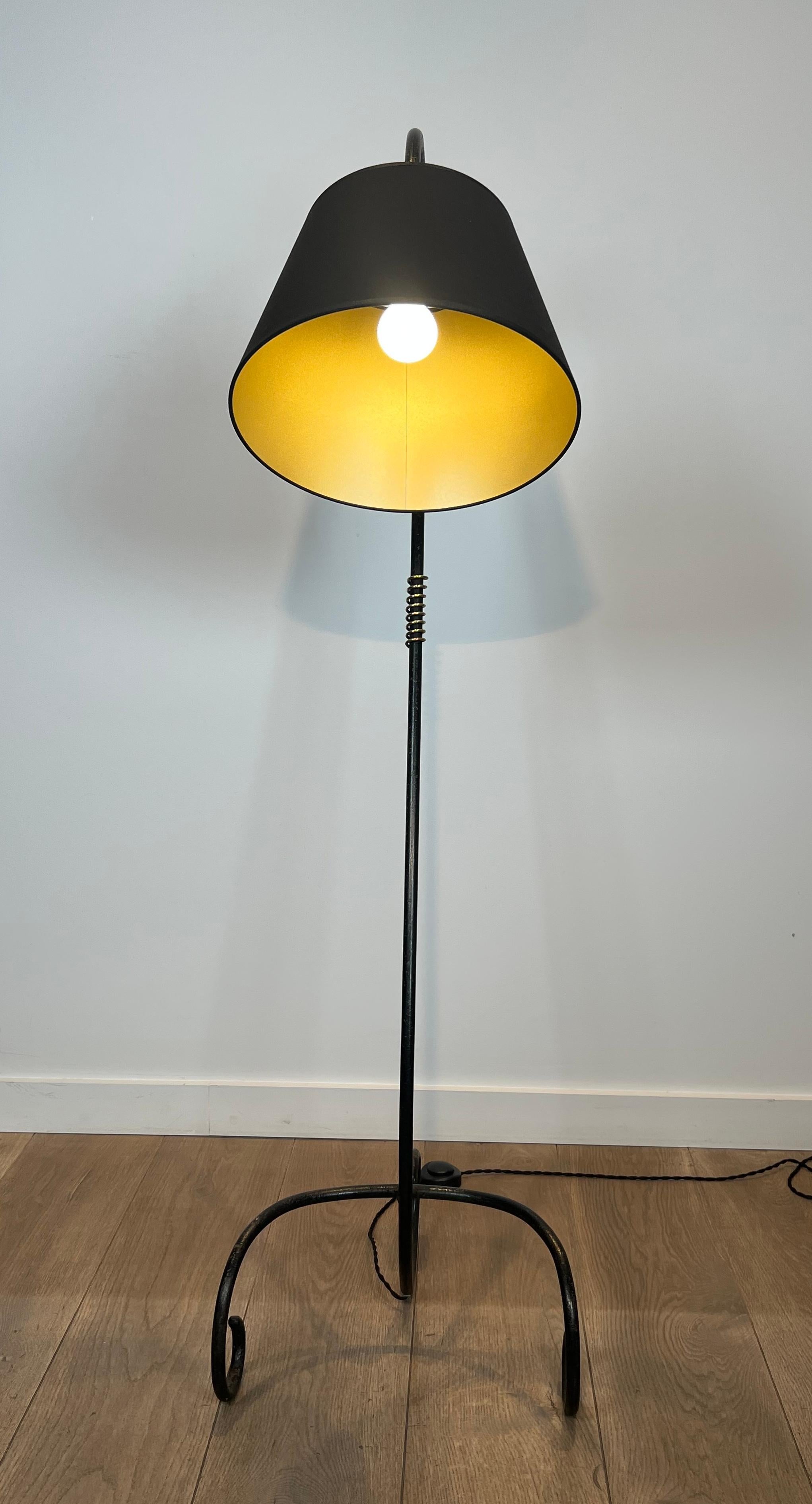 Lampadaire laqué noir et laiton dans le style de Jean Royère Bon état - En vente à Marcq-en-Barœul, Hauts-de-France