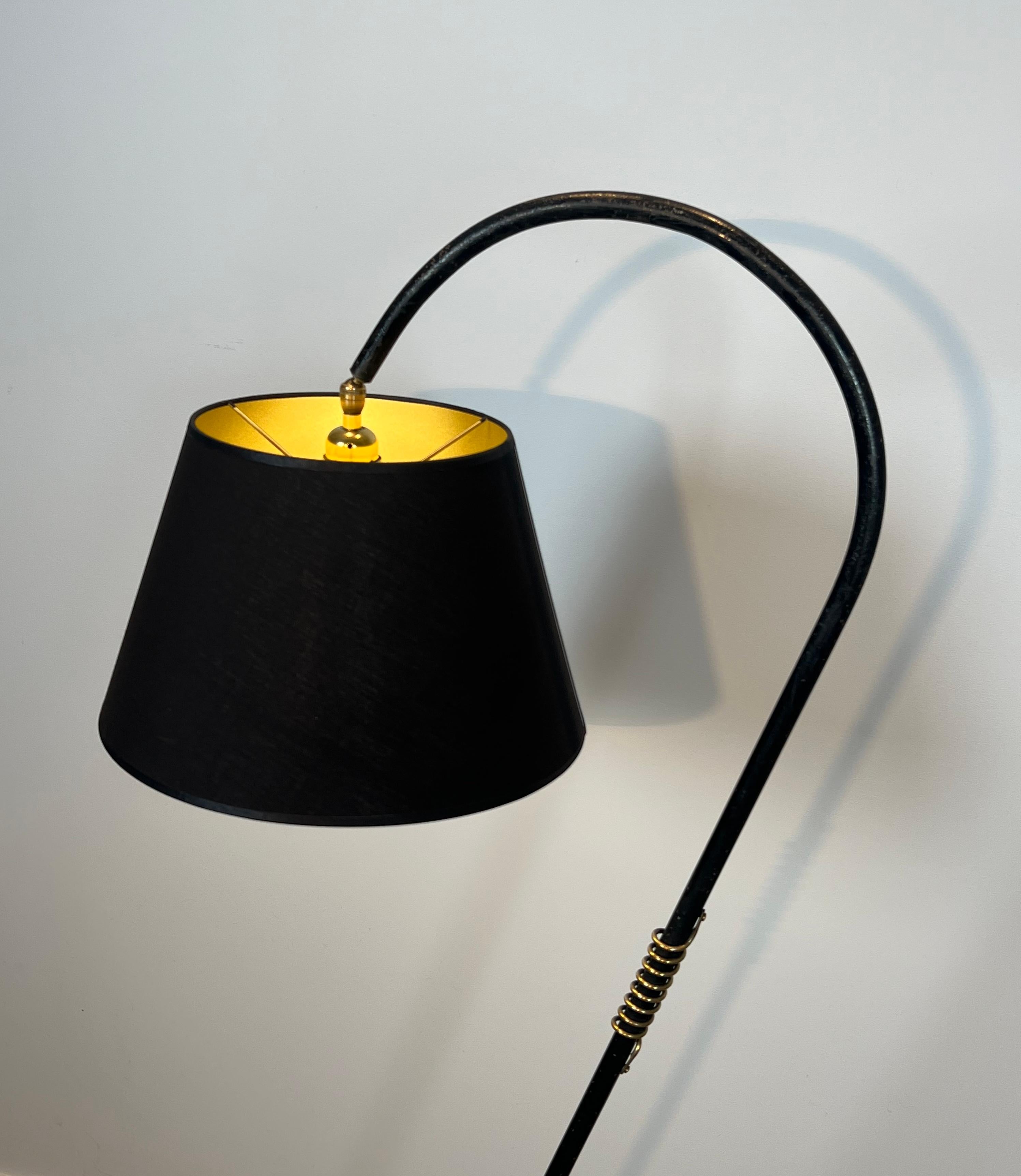 Milieu du XXe siècle Lampadaire laqué noir et laiton dans le style de Jean Royère en vente