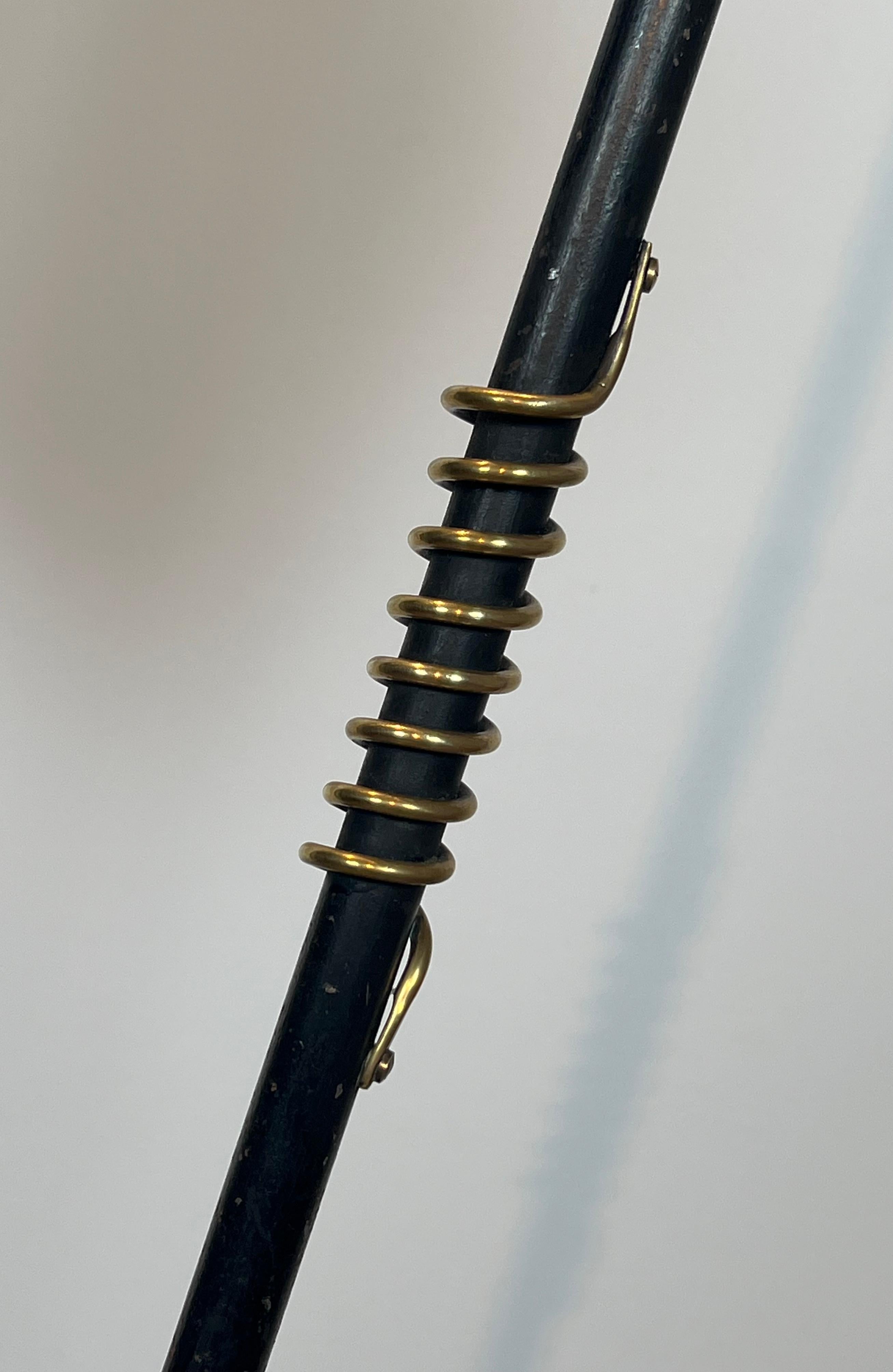 Laiton Lampadaire laqué noir et laiton dans le style de Jean Royère en vente