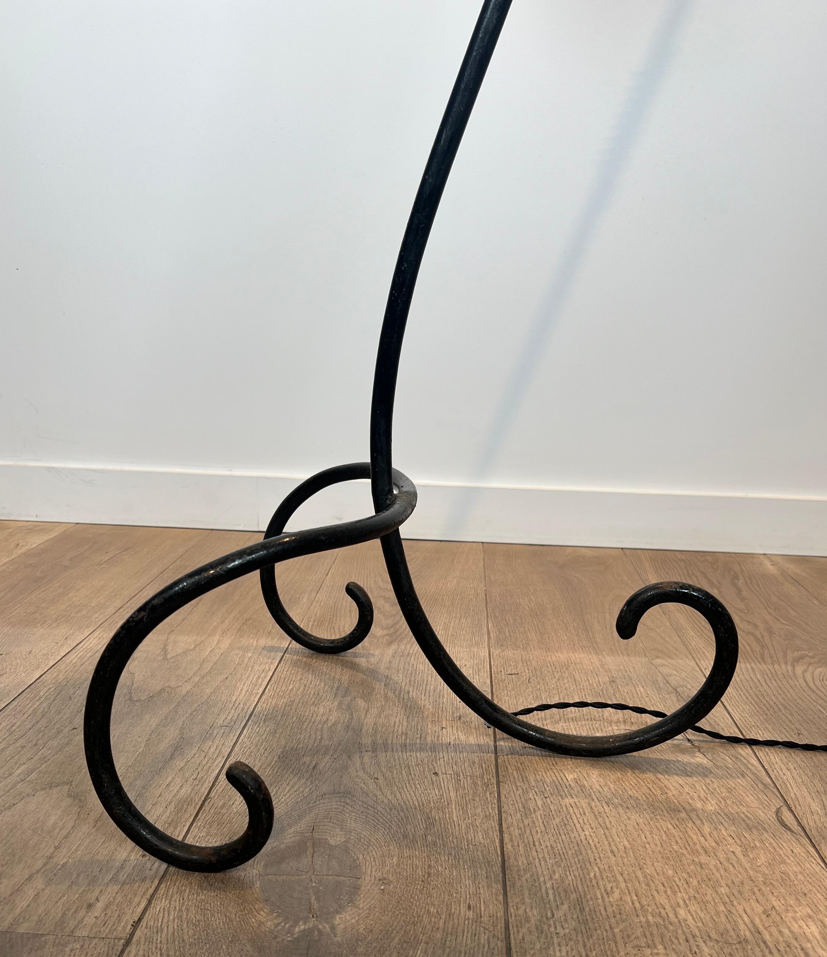 Lampadaire laqué noir et laiton dans le style de Jean Royère en vente 1