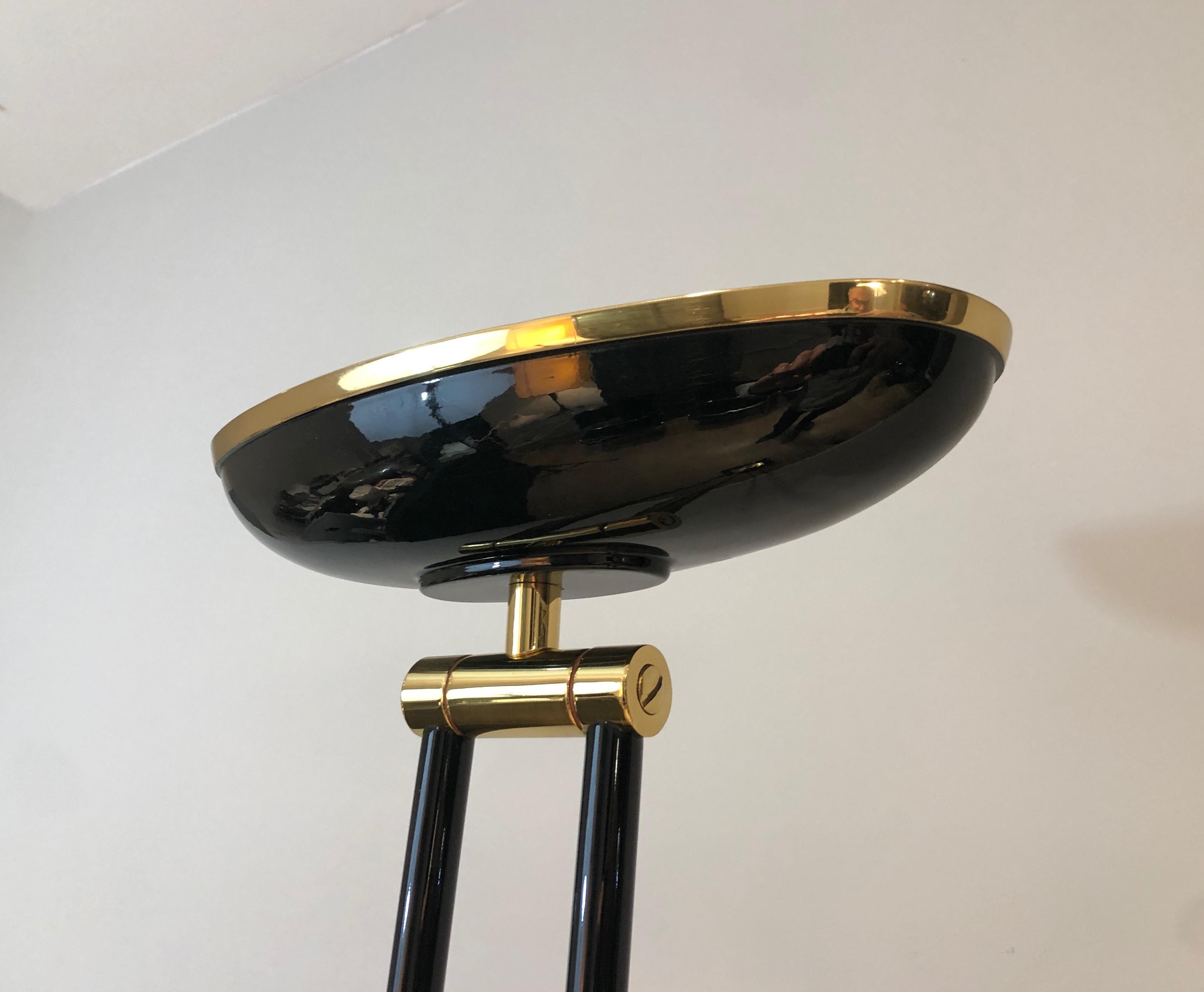 Black Lacquered and Brass Halogen Floor Lamp, French Work, circa 1970 In Good Condition For Sale In Marcq-en-Barœul, Hauts-de-France