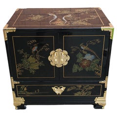 Schwarz lackierter und in Messing gefasster Chinoiserie-Beistellschrank mit Dekoration