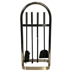 Attrezzi per caminetto laccati in nero e dal design cromato su supporto, circa 1970