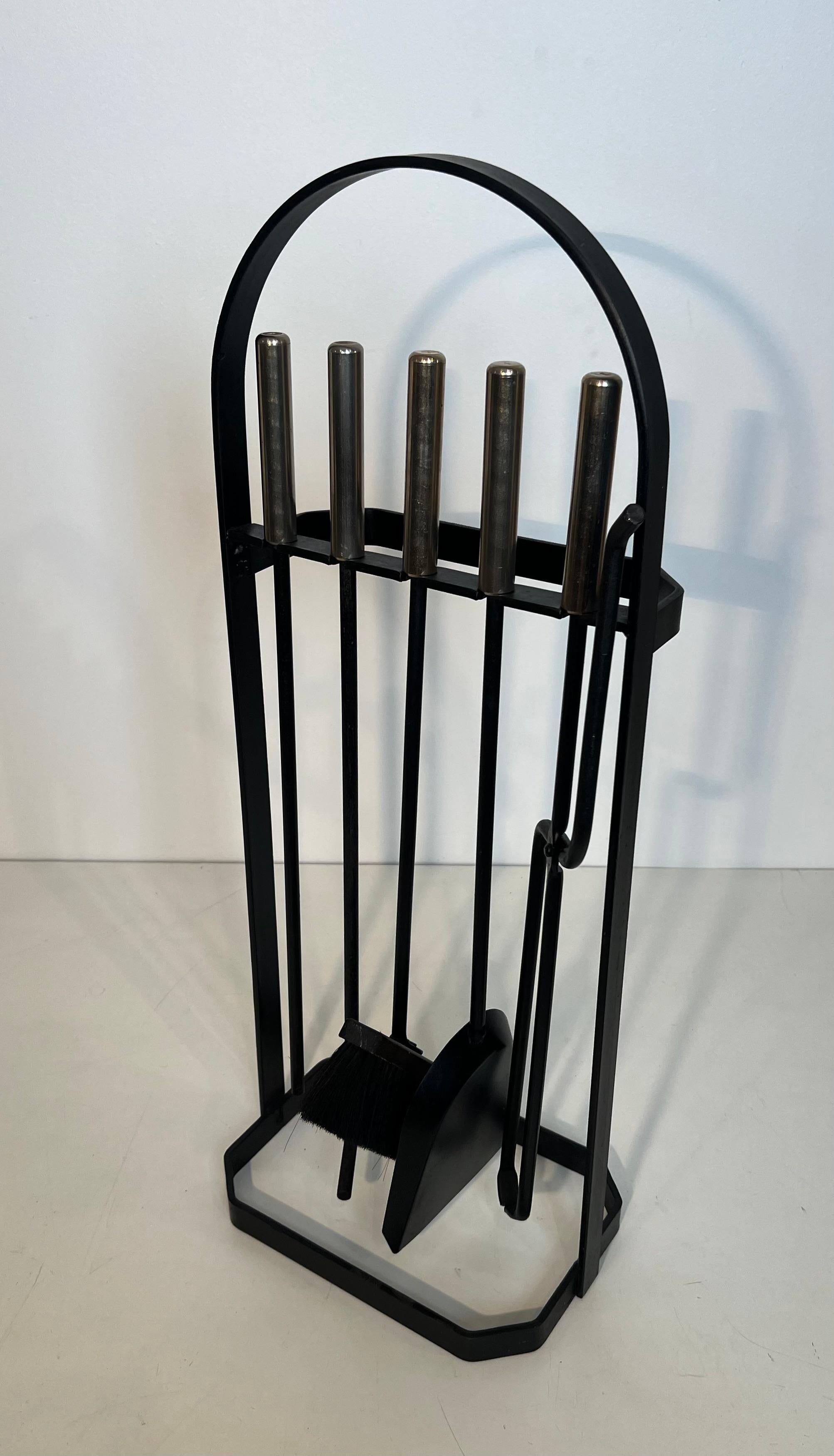 Outils de cheminée laqués noirs et chromés sur Stand en vente 4