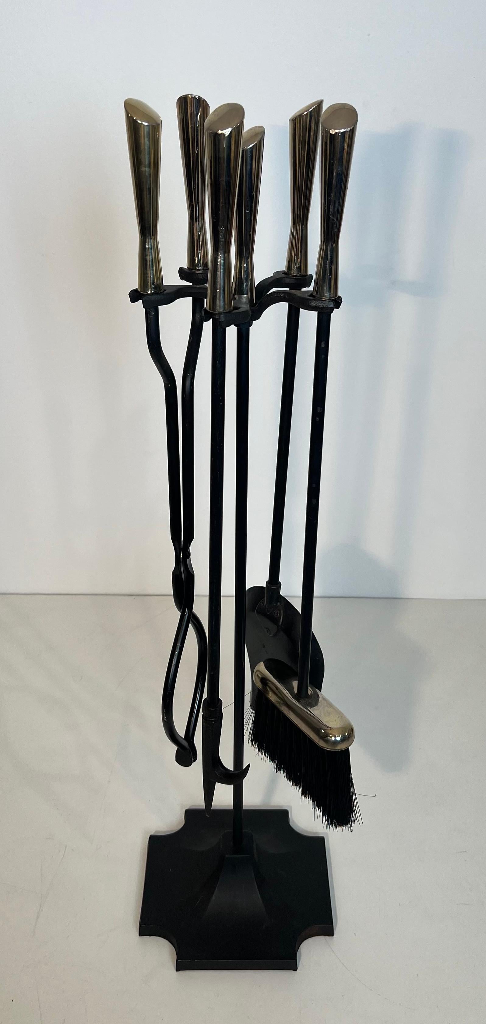 Este utensilio para chimenea sobre soporte está fabricado en lacado posterior y cromado. Se trata de una obra francesa. Alrededor de 1970