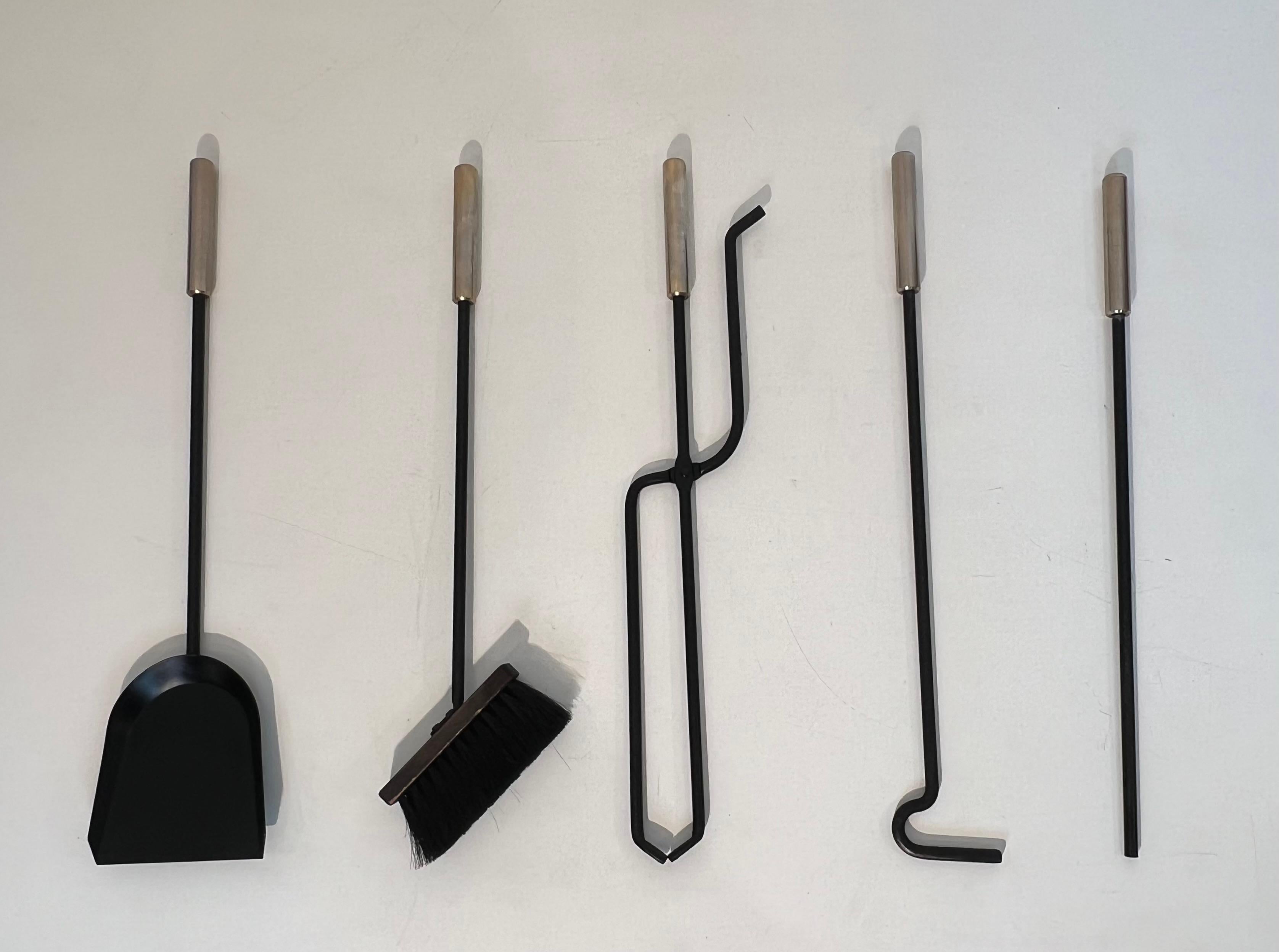 Métal Outils de cheminée laqués noirs et chromés sur Stand en vente