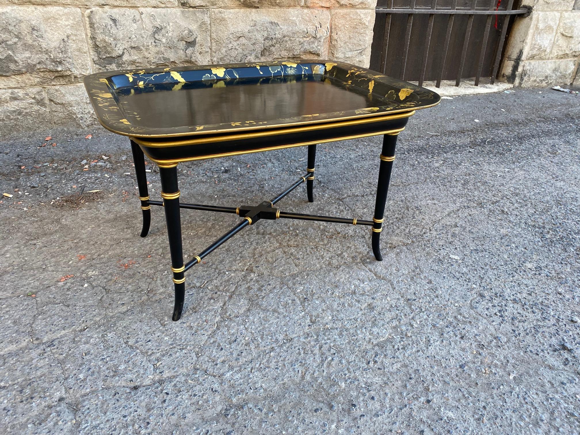 Schwarz lackierter und vergoldeter Holztisch mit floralen Motiven aus Japanglas
Auf einer später schwarz und vergoldet bemalten Basis, die auf Säbelbeinen in Bambusform steht, die durch eine X-förmige Bahre verbunden sind.