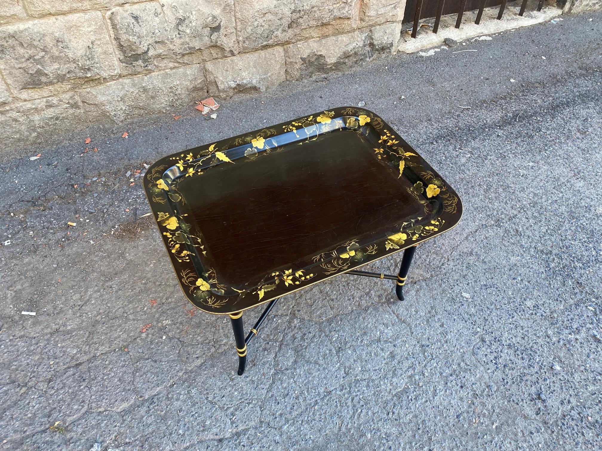 Black Lacquered and Gilt Wood Japanned Tray Table with Floral Motifs In Good Condition For Sale In Montreal, QC