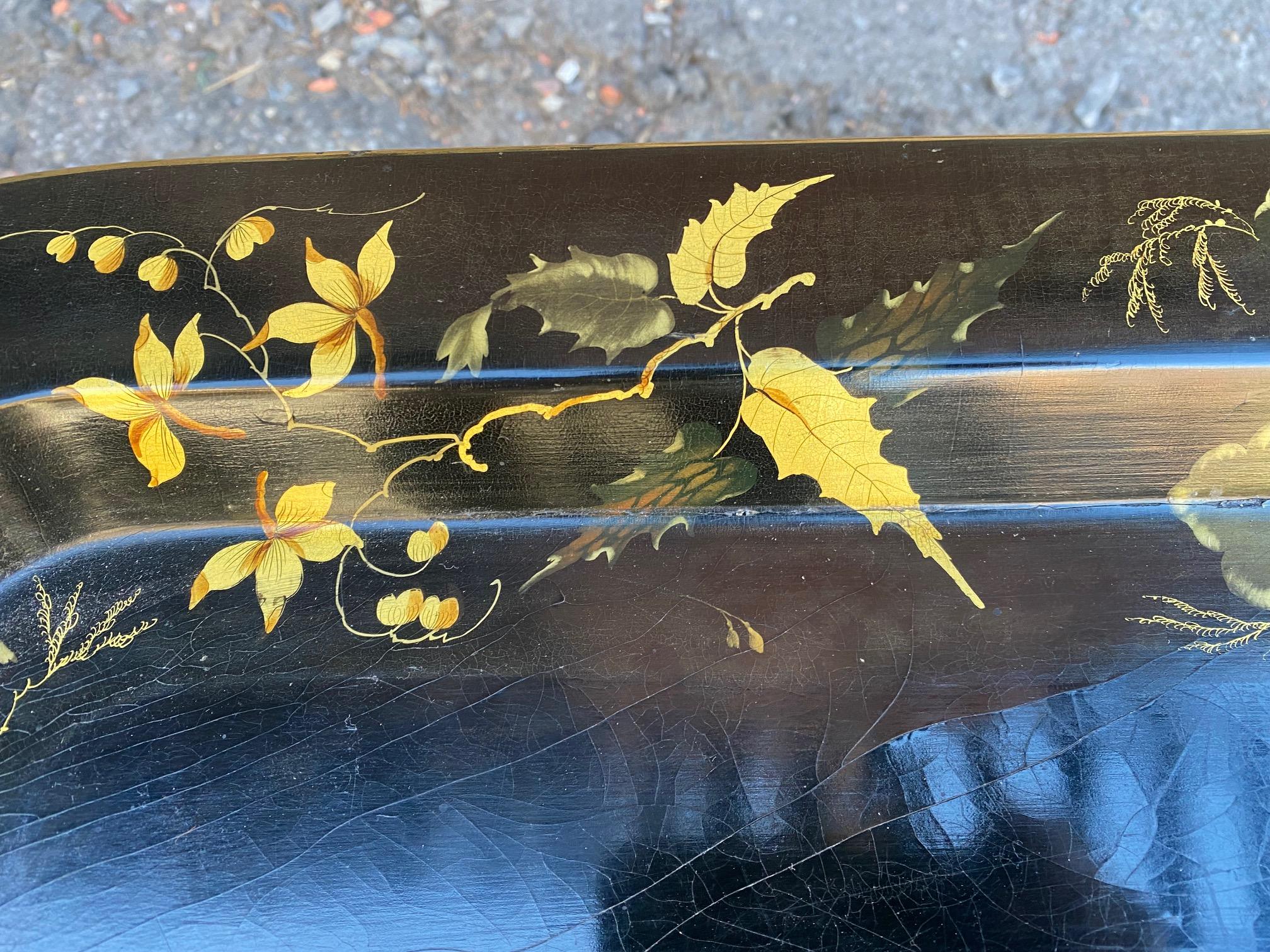 Schwarz lackierter und vergoldeter Japan-Tabletttisch mit Blumenmotiven aus Holz im Zustand „Gut“ im Angebot in Montreal, QC