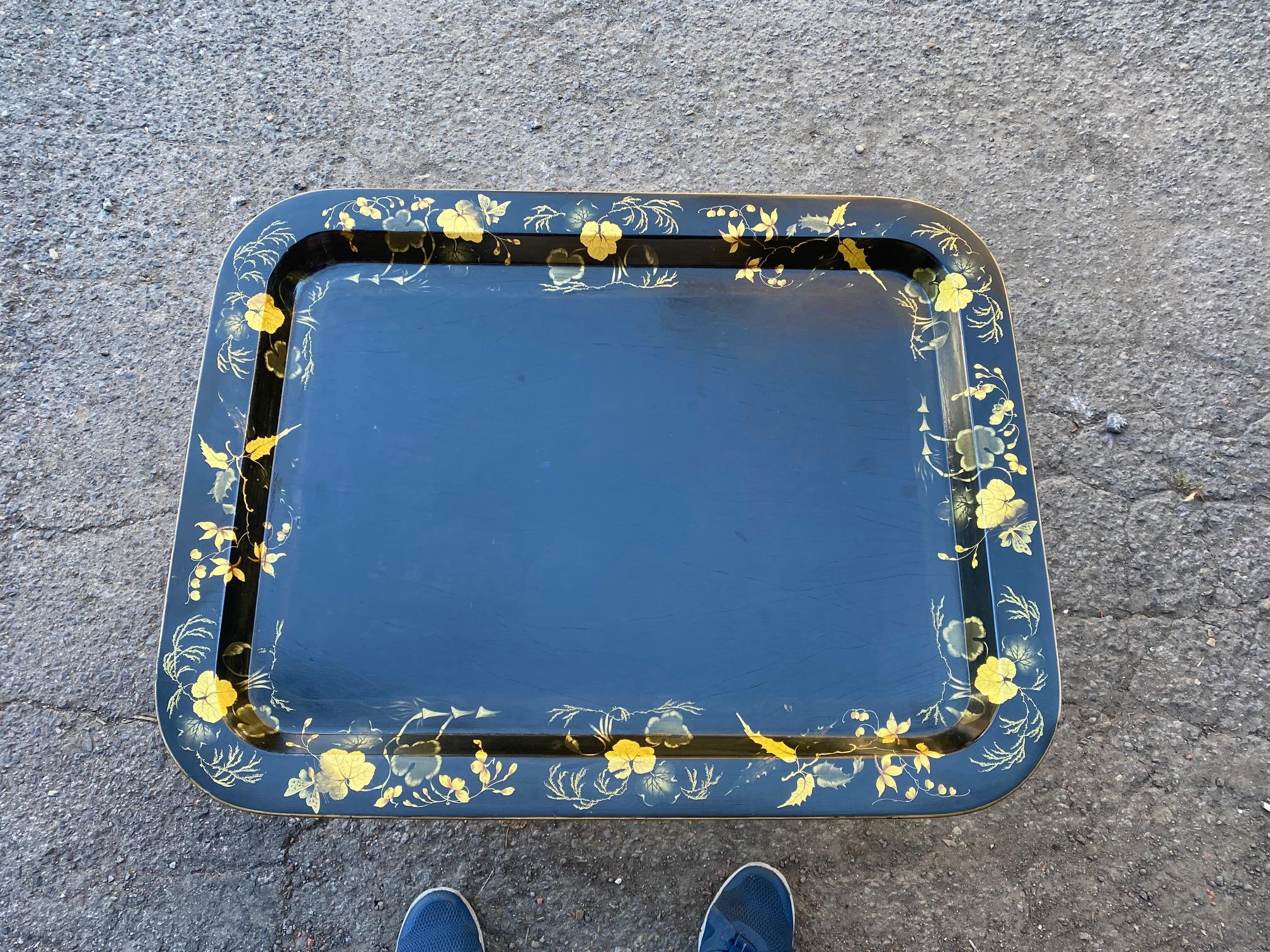 Schwarz lackierter und vergoldeter Japan-Tabletttisch mit Blumenmotiven aus Holz im Angebot 1
