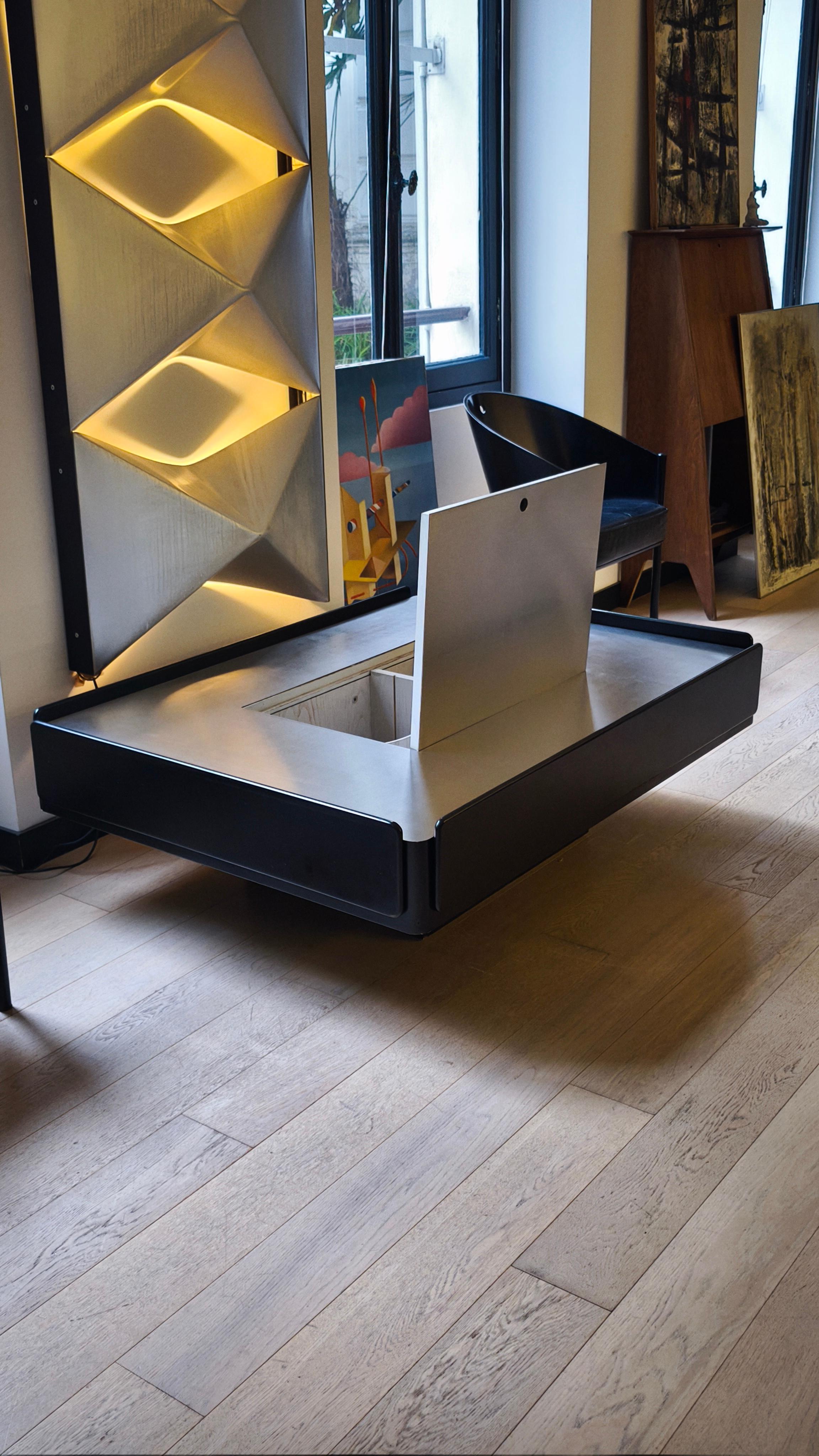 Table basse de bar en acier laqué noir par Vico Magistretti, années 1960 Bon état - En vente à Paris, FR