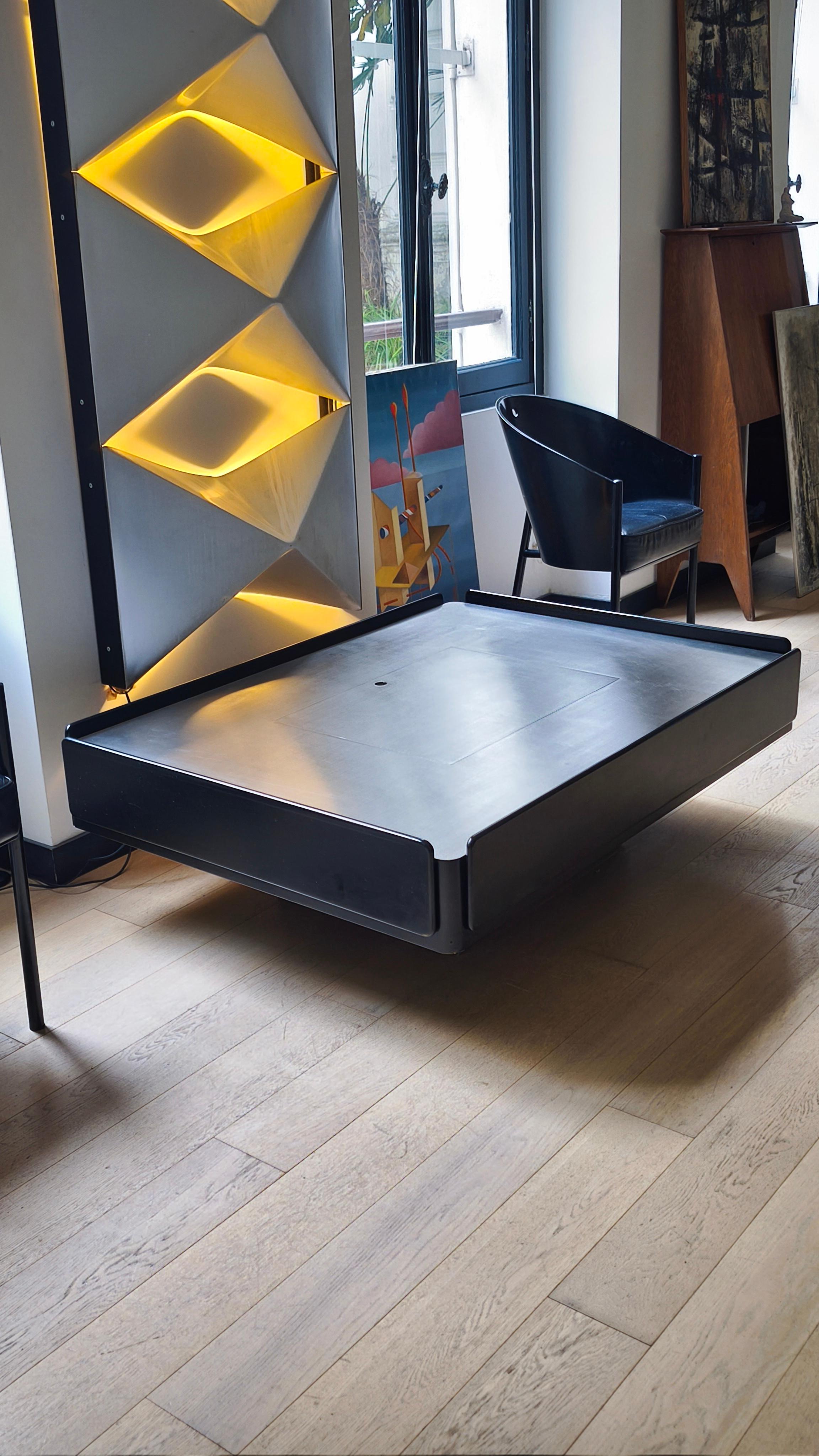 Milieu du XXe siècle Table basse de bar en acier laqué noir par Vico Magistretti, années 1960 en vente