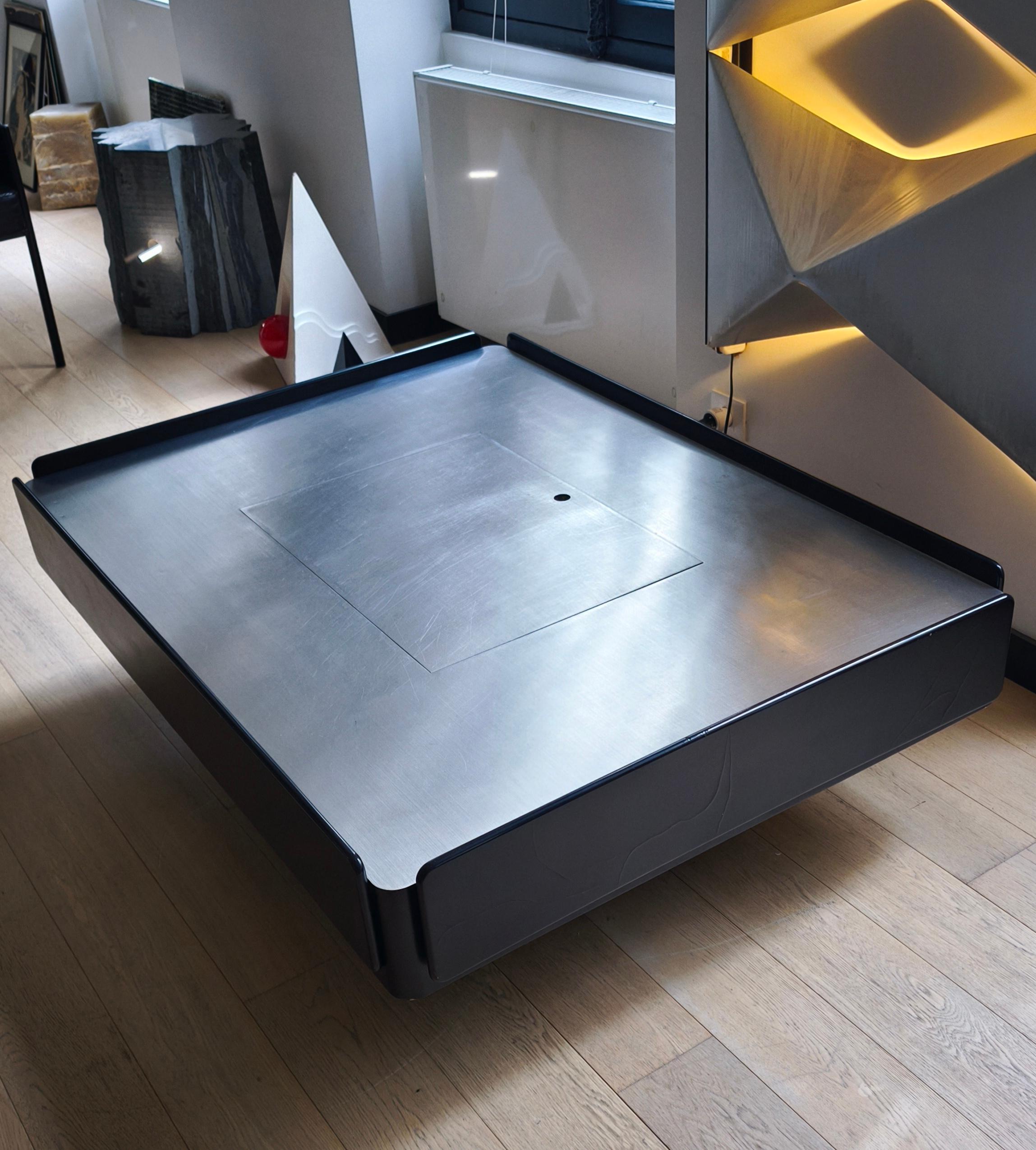 Table basse de bar en acier laqué noir par Vico Magistretti, années 1960 en vente 2