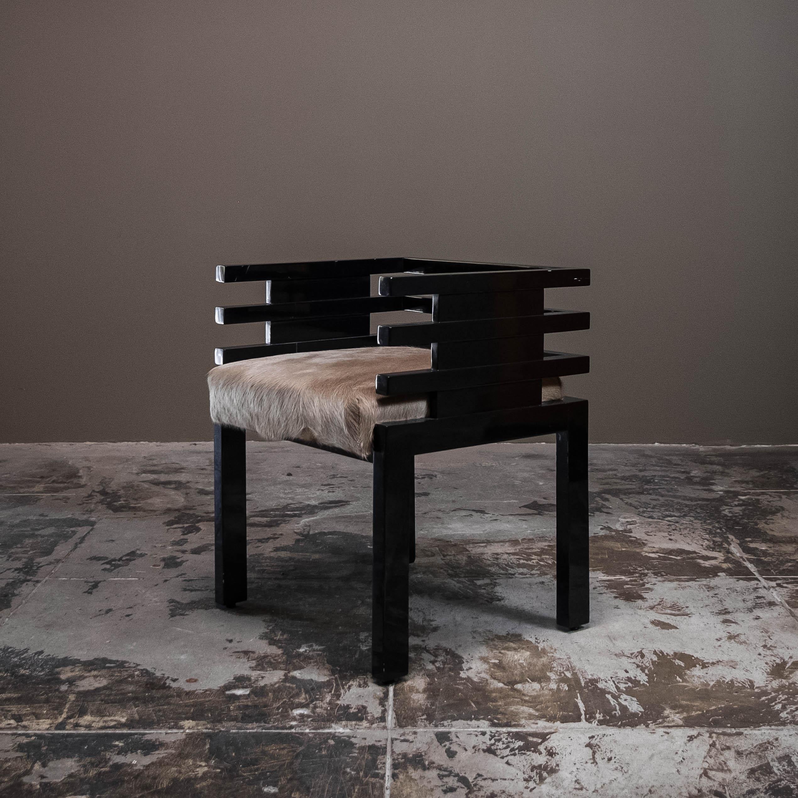 Poltrona laccata nera nello stile di Kem Weber. Un design costruttivista Art Deco del XX secolo. Questo pezzo non marcato è caratterizzato da una splendida struttura laccata nera che si abbina perfettamente alla seduta in cuoio appena imbottita. 
La