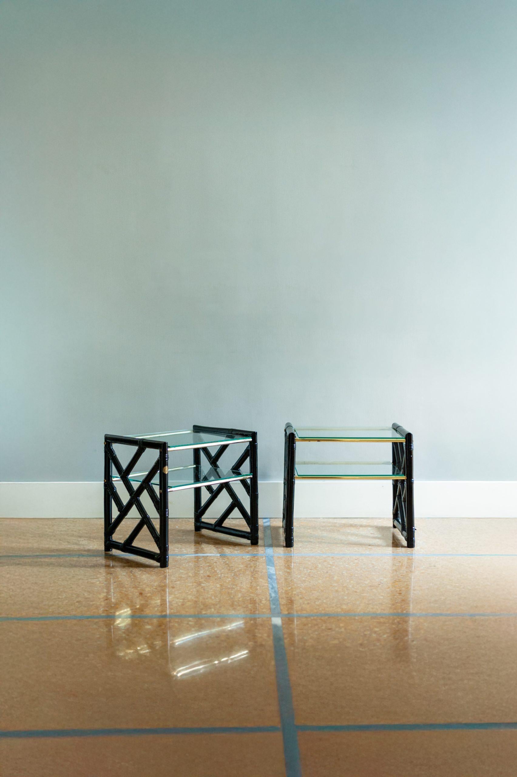 Tables de chevet en bambou laqué noir - années 1970
Détails du produit
Avec des étagères en verre, des fixations en rotin laqué et des détails en laiton.
Dimensions : 53,5 L x 50 H x 40 P cm