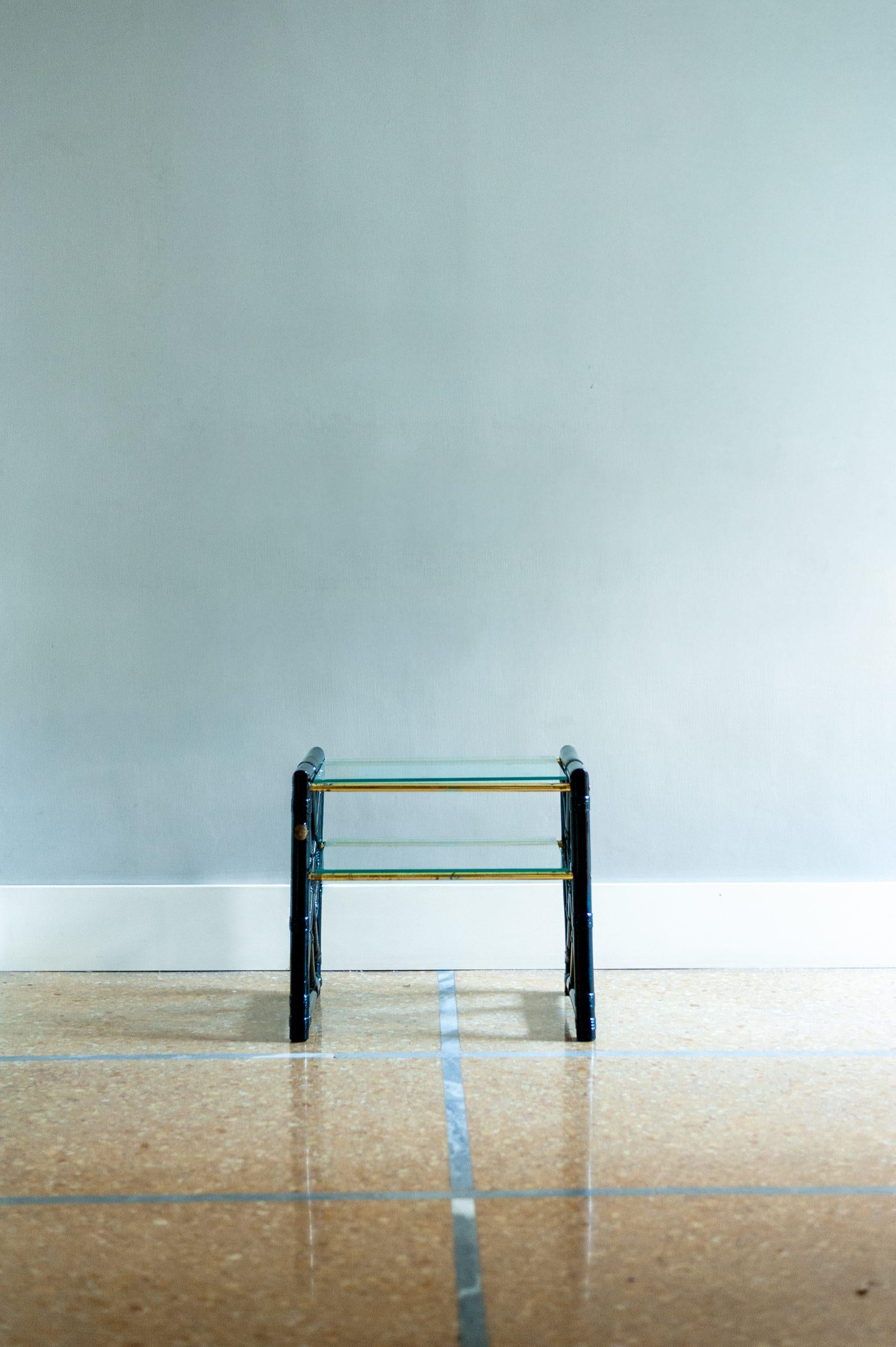 Laqué Tables de chevet en bambou laqué noir - années 1970 en vente