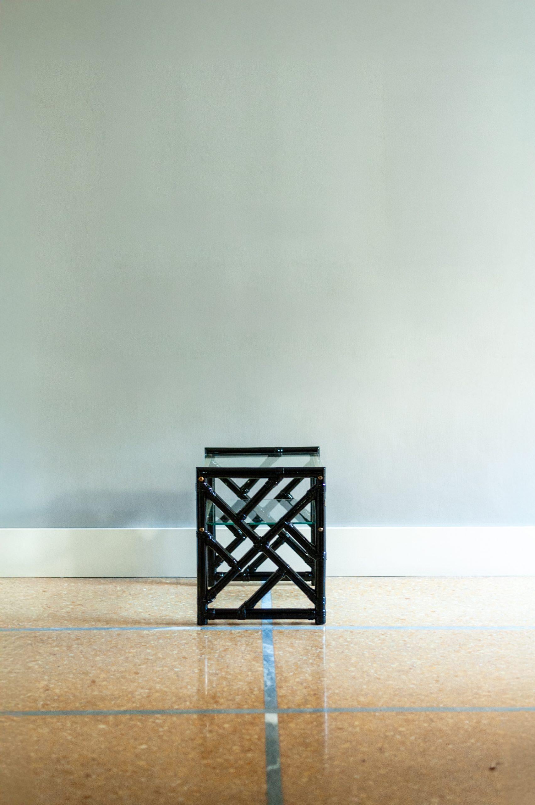 Fin du 20e siècle Tables de chevet en bambou laqué noir - années 1970 en vente