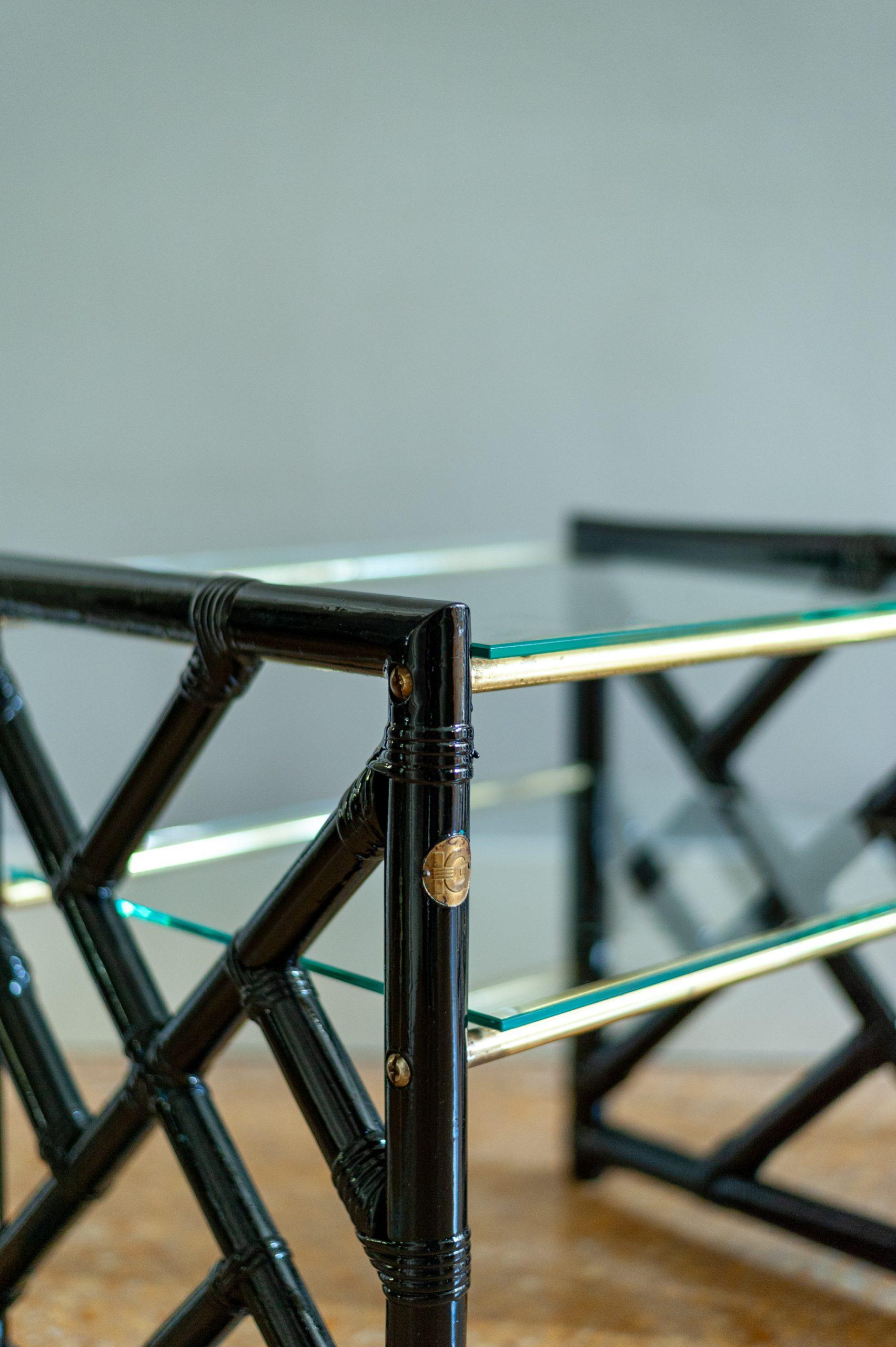 Laiton Tables de chevet en bambou laqué noir - années 1970 en vente