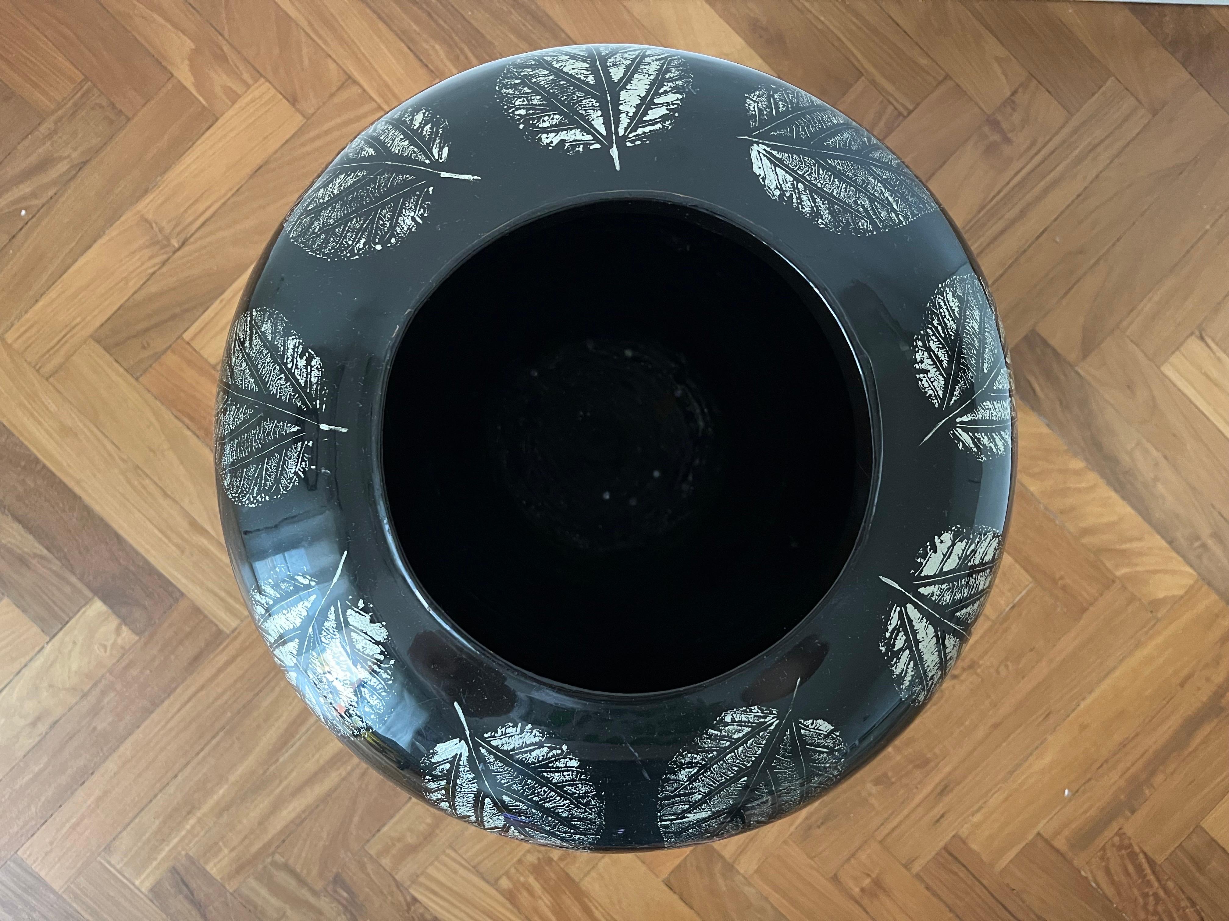 Vase en bambou laqué noir avec décorations dorées, design Bon état - En vente à Foggia, FG