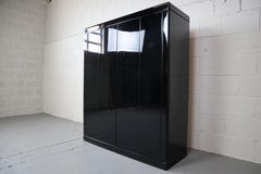 Mueble bar lacado en negro con encimera de travertino