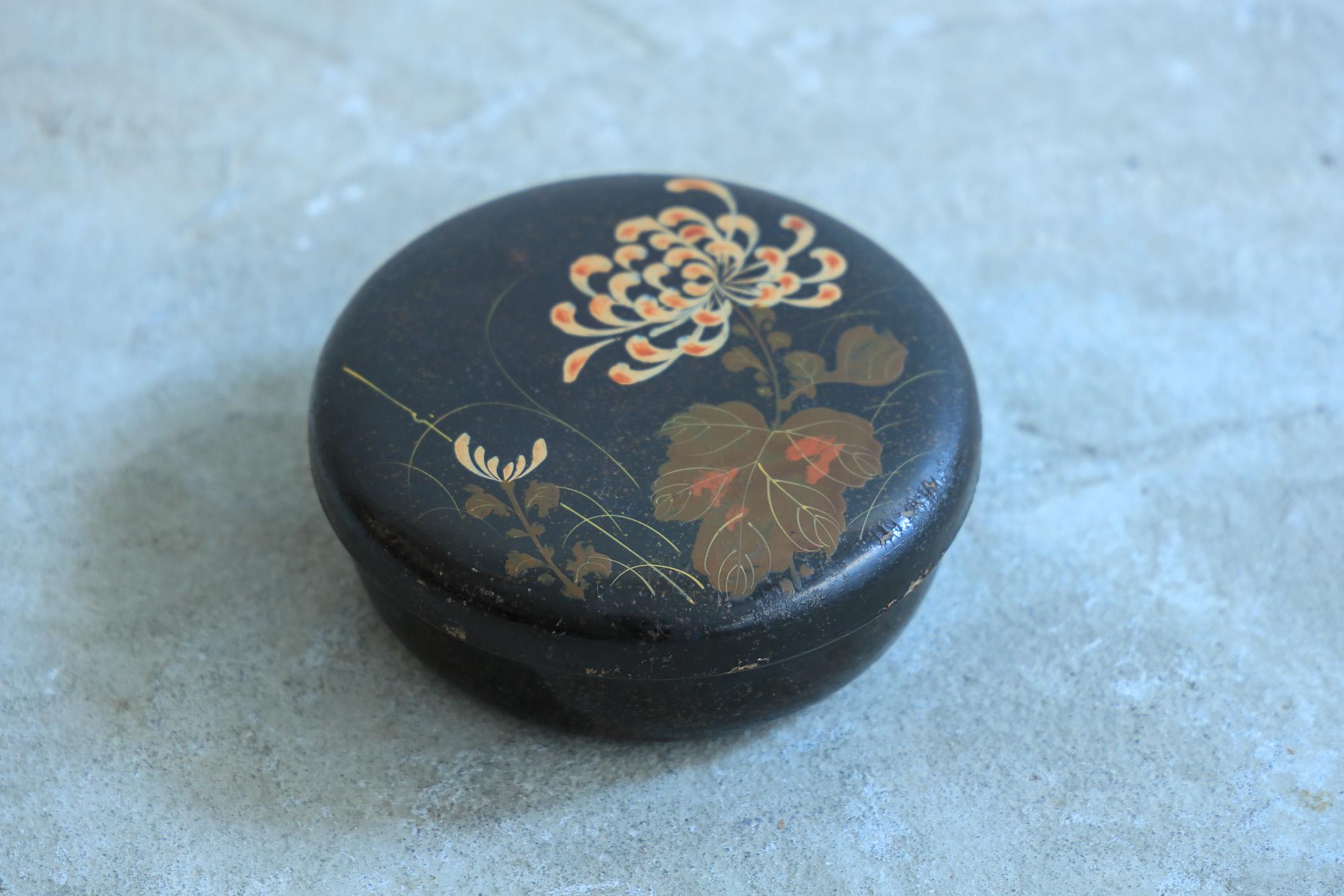 This antique lacquerware box with a lid retains the elegance of the Taisho period.

It is characterized by the deep luster of the lacquer and the delicately painted floral pattern, making it a piece that evokes traditional Japanese beauty. 
It was
