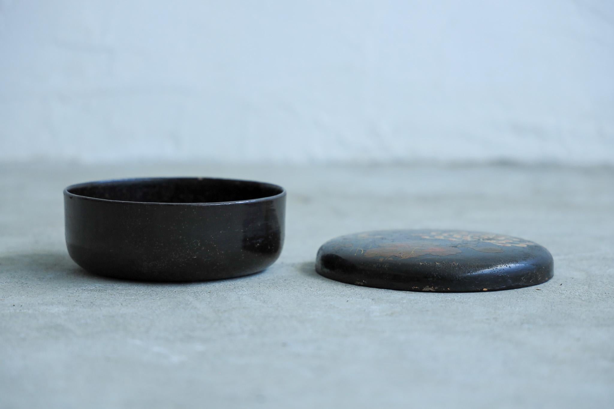 Wood Black lacquered box with Japanese botanical design, urushi For Sale