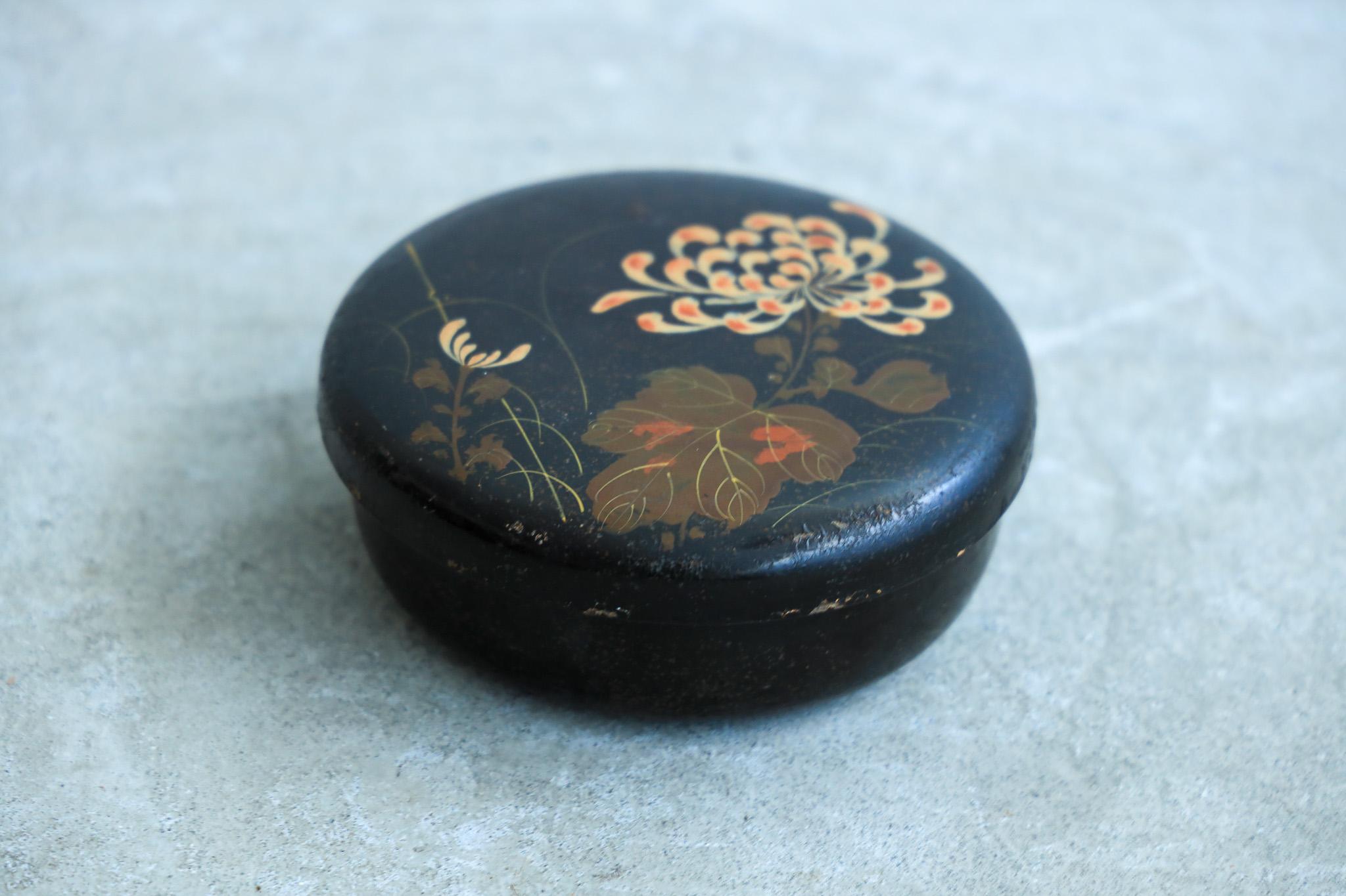 Black lacquered box with Japanese botanical design, urushi For Sale 3