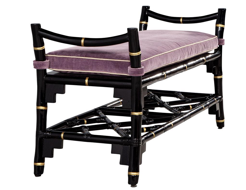 Banc d'inspiration chinoiseries laqué noir avec accents dorés peints à la main en vente 1