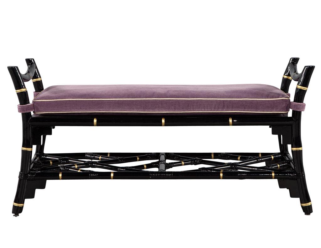 Banc d'inspiration chinoiseries laqué noir avec accents dorés peints à la main en vente 2