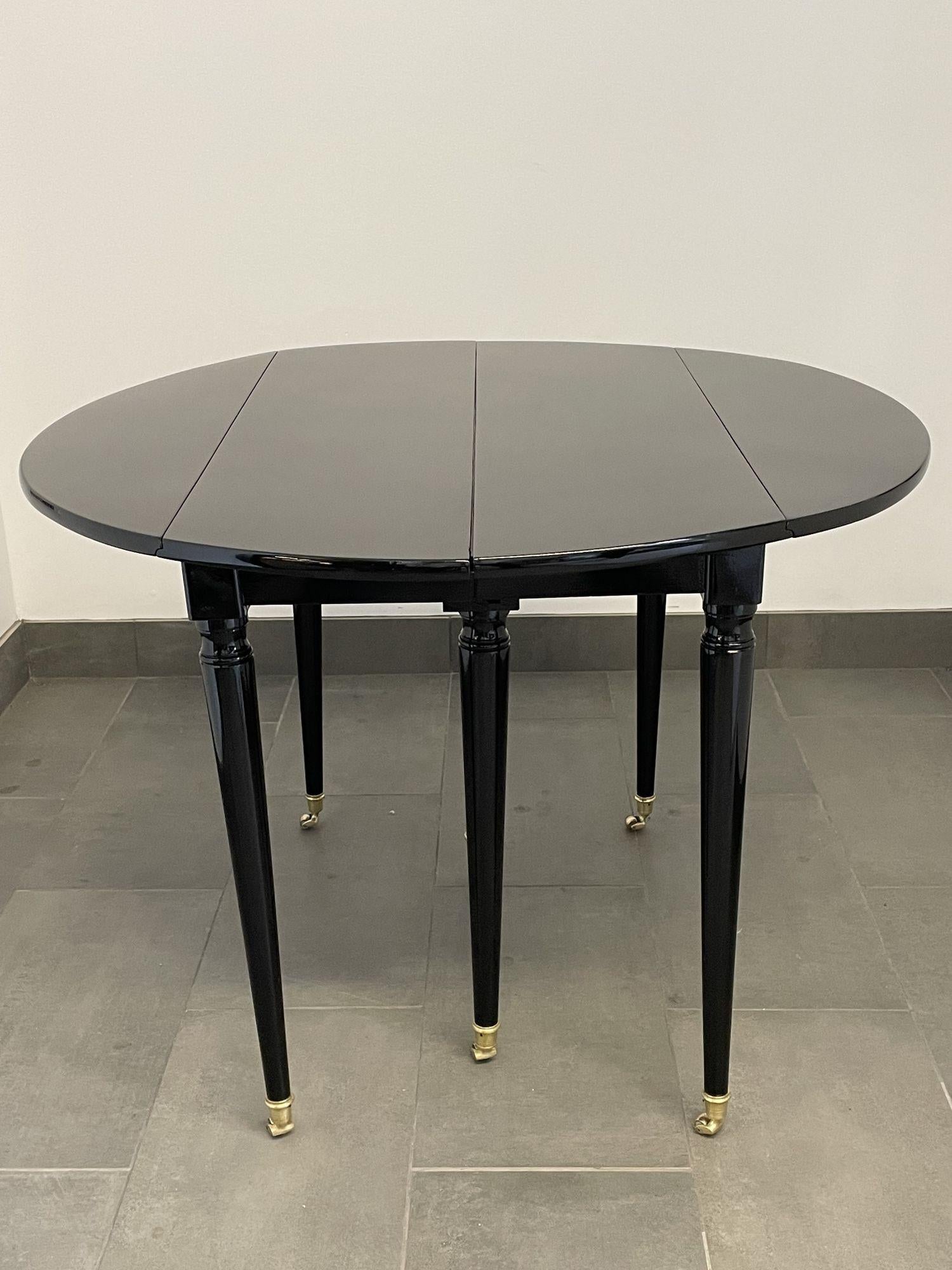 Hollywood Regency Black Lacquered Circular Dining Table, Three Leaves, Drop Side, Maison Jansen