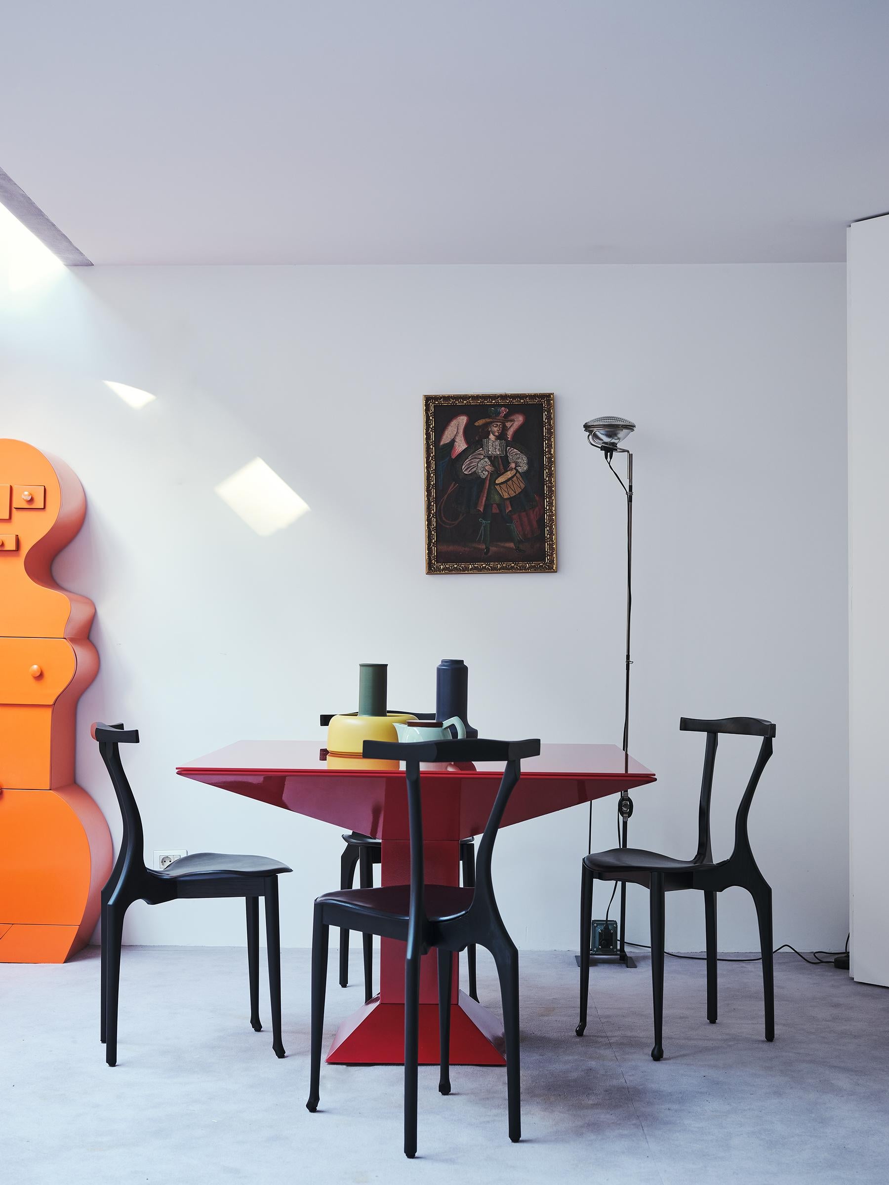 Chaise de salle à manger contemporaine Gaulinetta laquée noire par Oscar Tusquets, Gaulino  en vente 9