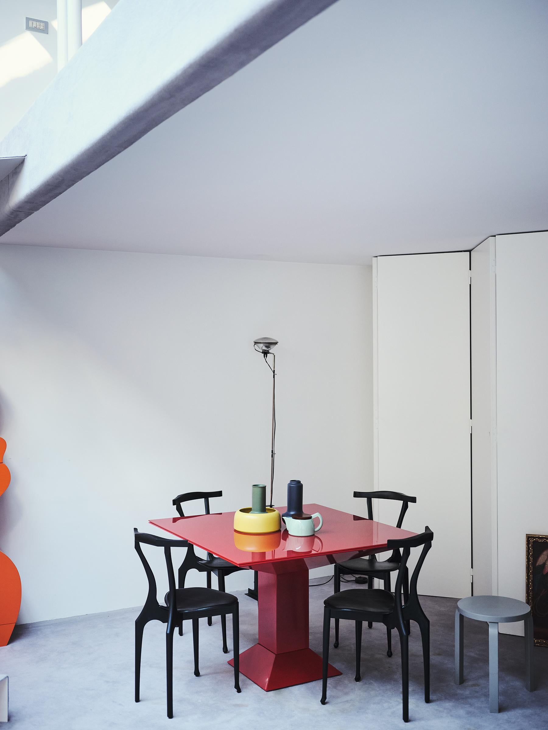 Chaise de salle à manger contemporaine Gaulinetta laquée noire par Oscar Tusquets, Gaulino  en vente 11