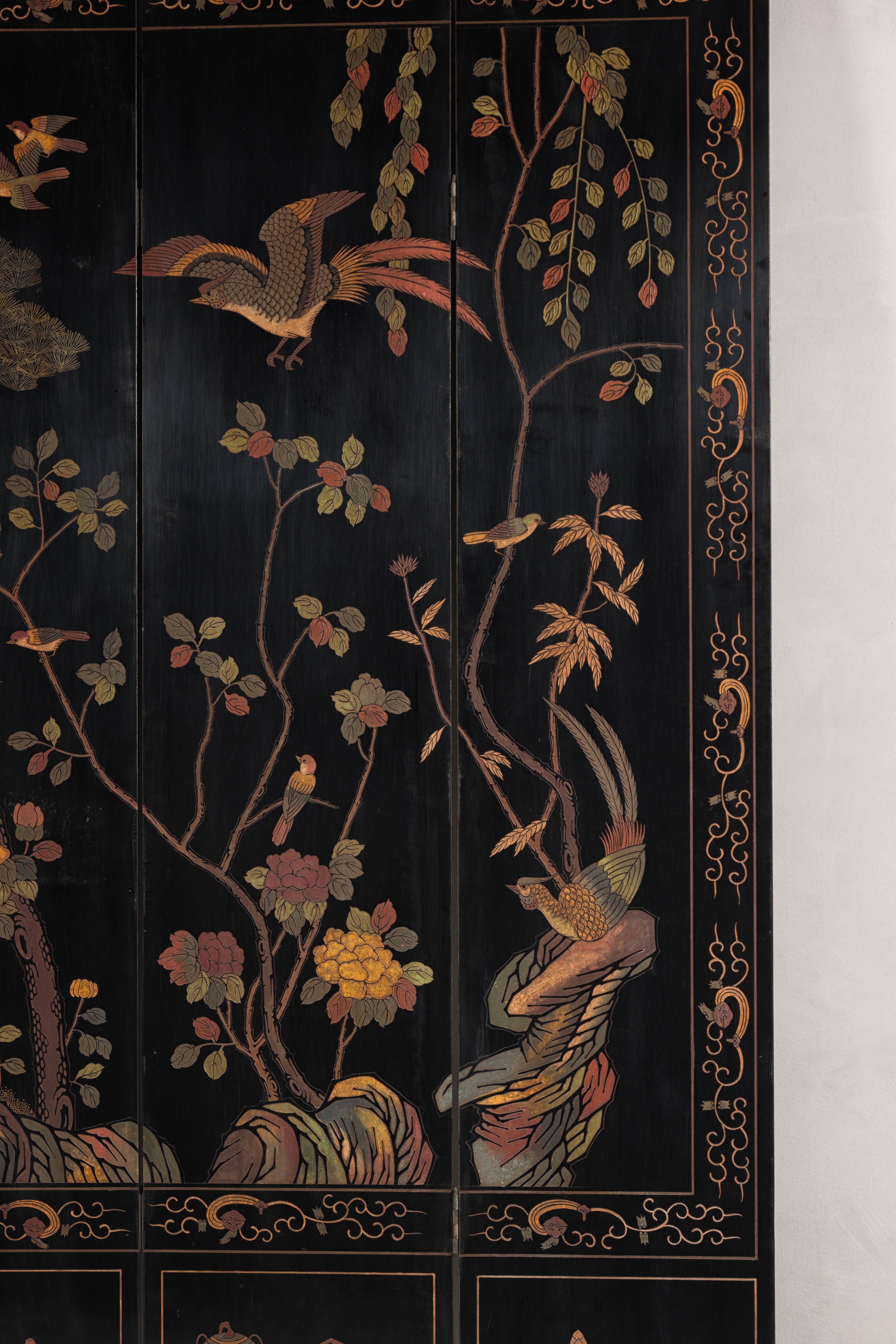 Black Lacquered Four-Panel Screen with Polychrome Bird, Foliage and Tree Décor For Sale 4
