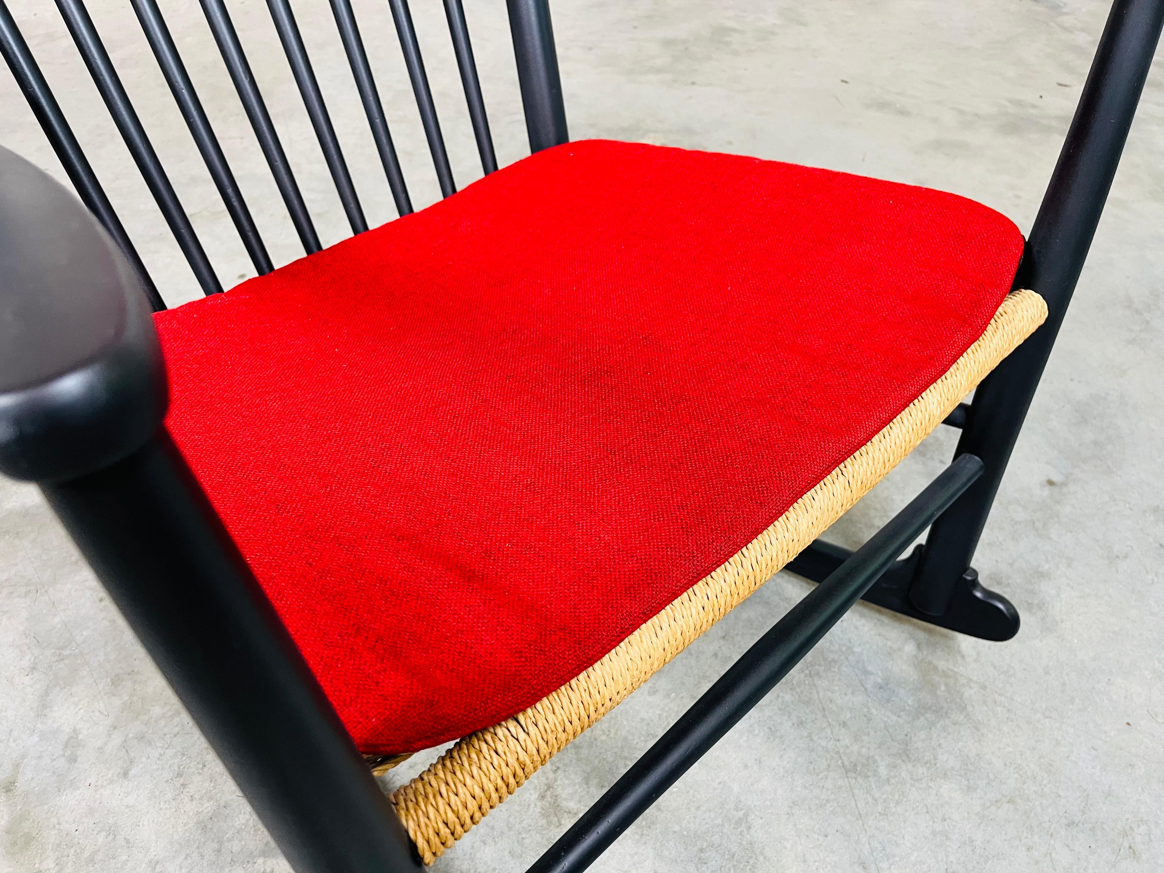 Schwarz lackierter Hans J. Wegner J16 Schaukelstuhl oder Schaukelstuhl für FDB Mobler, schwarz lackiert, 1963 im Angebot 2